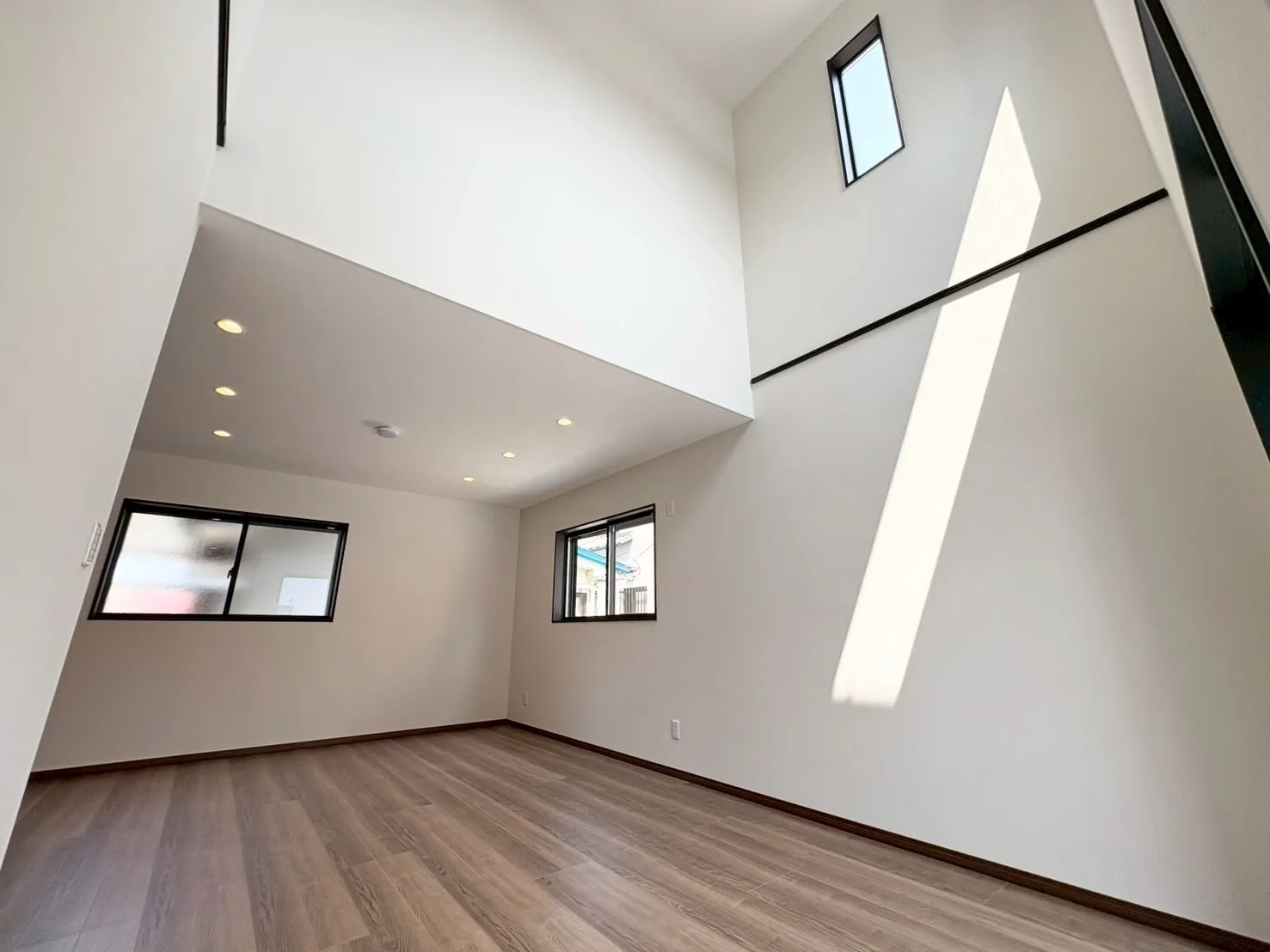 【リビング】吹抜があることで１階から天井までの縦の空間が 広がり開放感のある印象に。