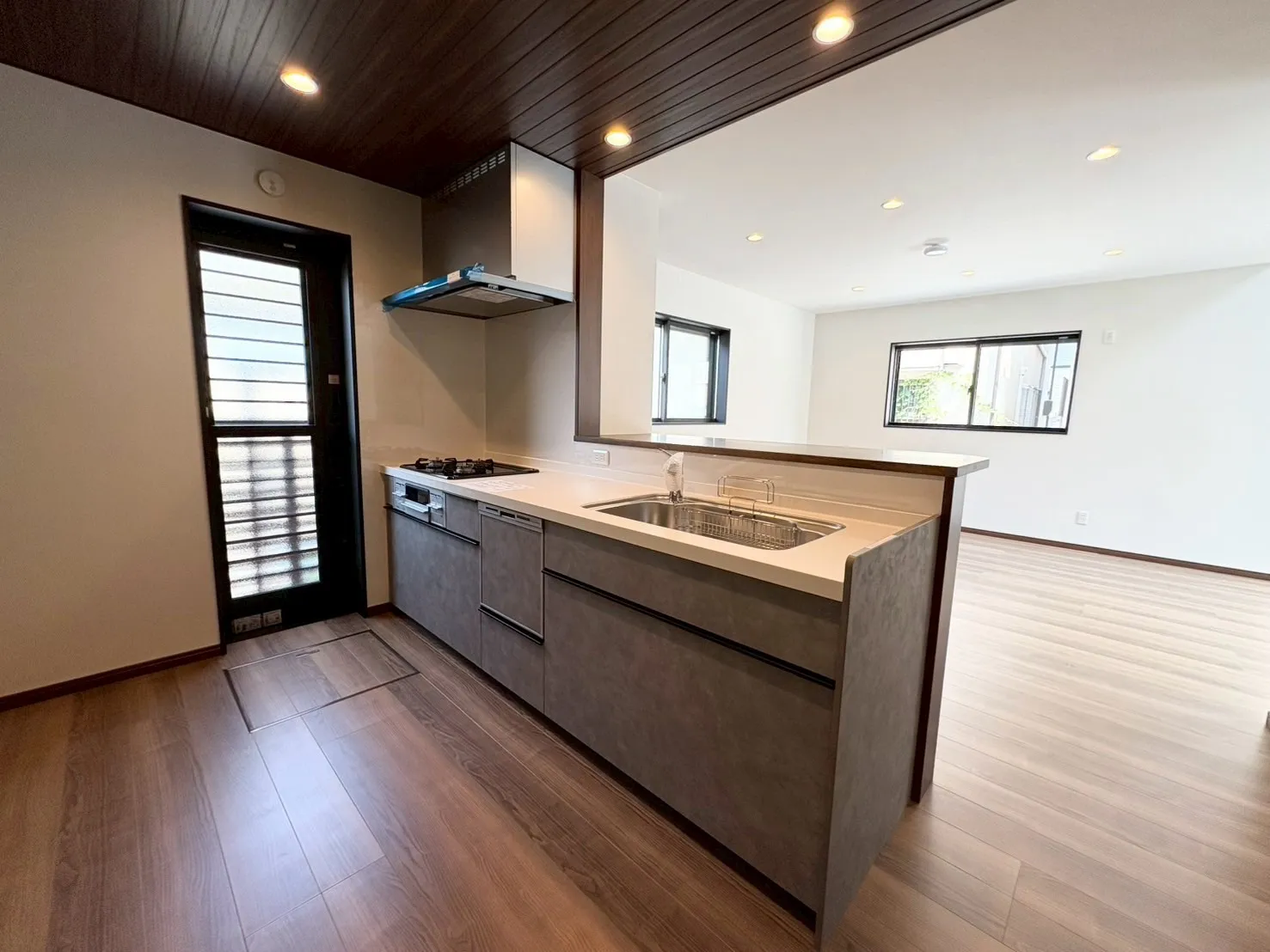 【キッチン】対面式キッチンはリビングの様子を見ながらお料理することができます。