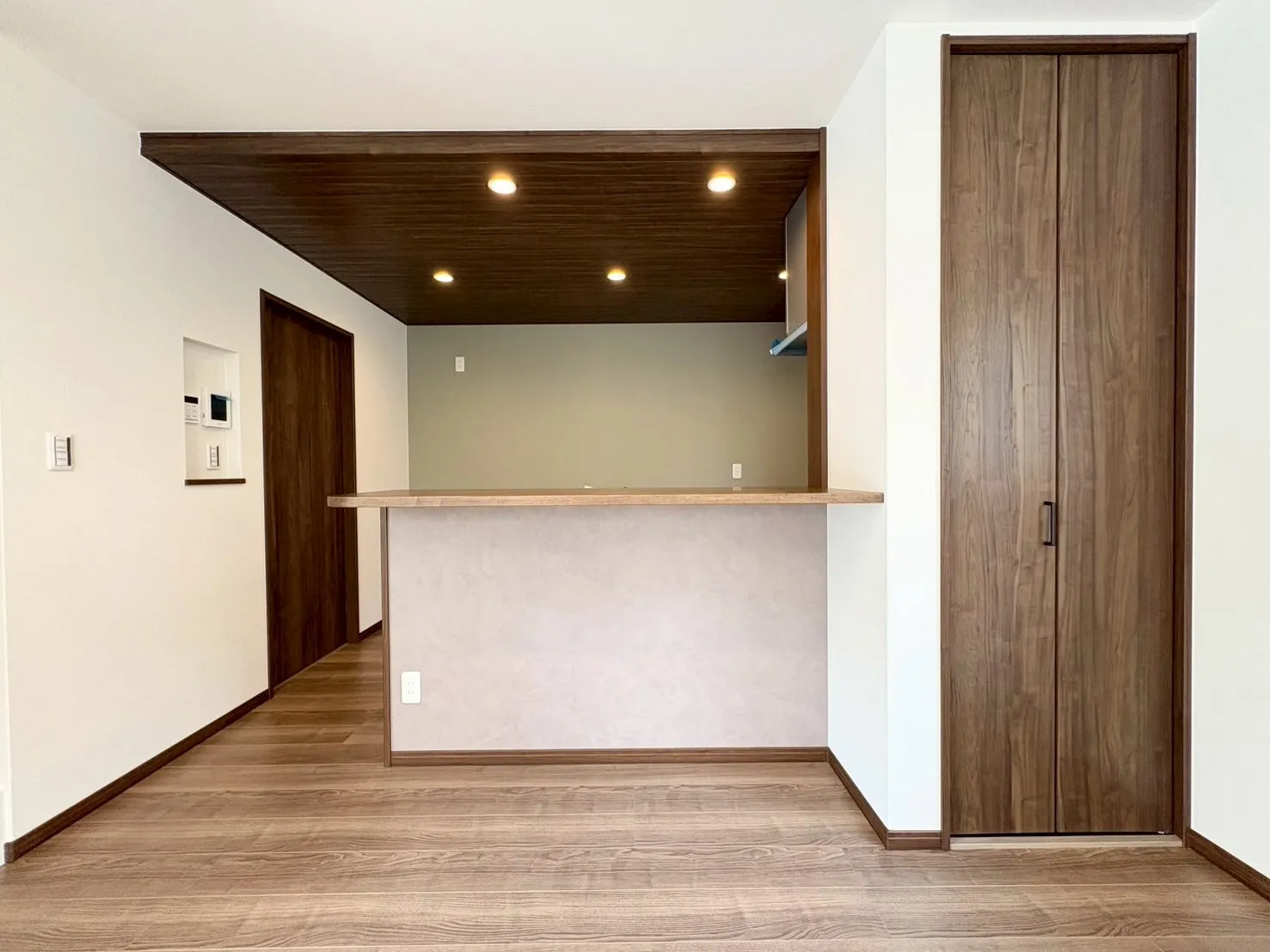 【キッチン】アクセントクロス＆折下げ天井でオシャレなキッチンスペース。 