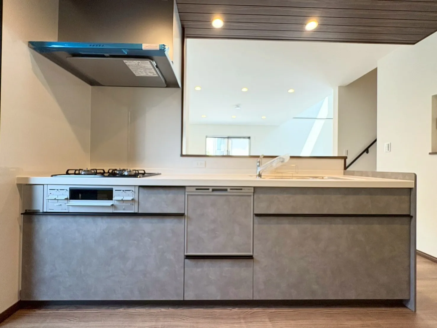 【キッチン】食器洗い乾燥機の備わったシステムキッチン。