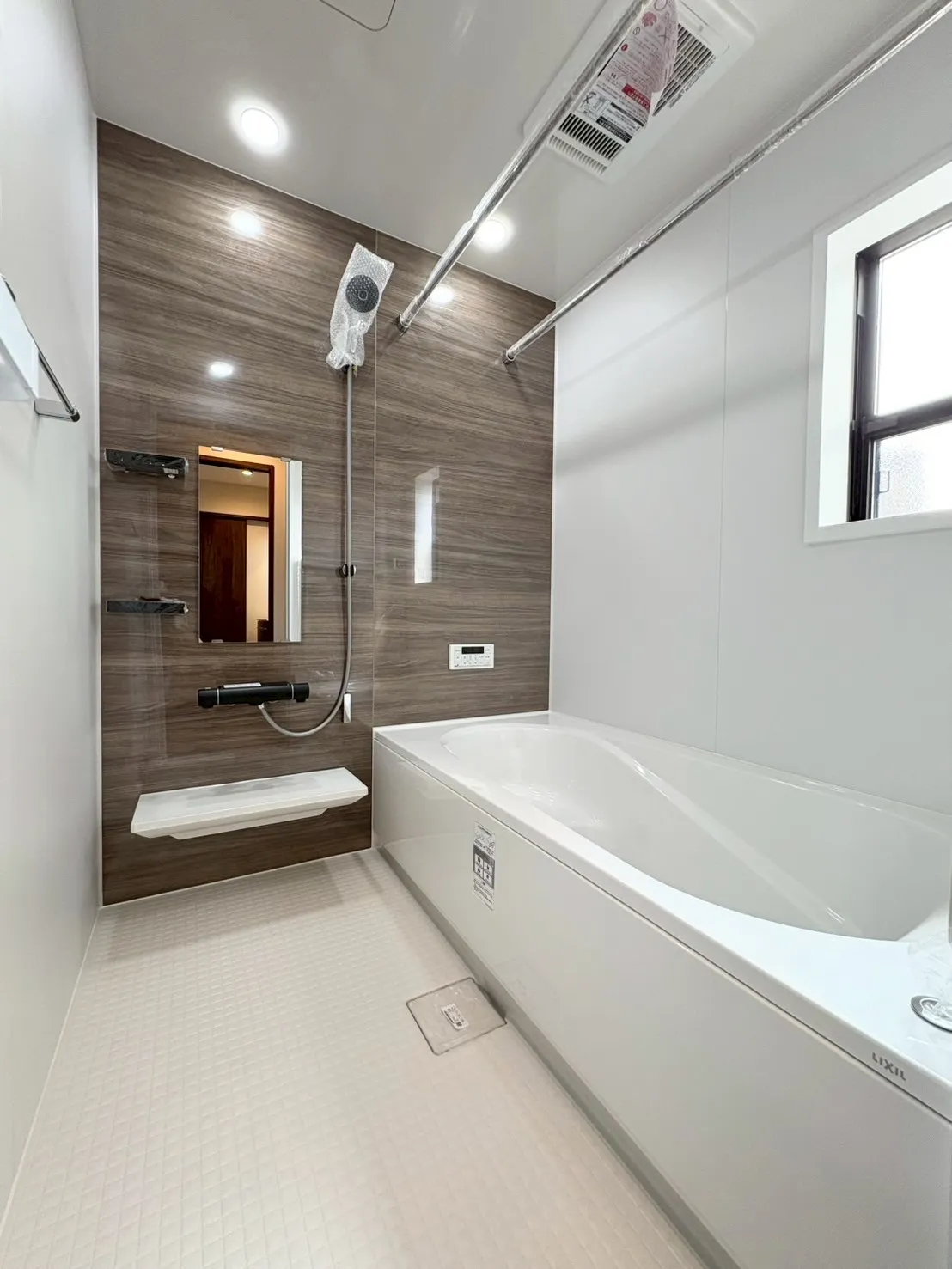 【浴室】シャワーフック、ランドリーパイプフック、タオル掛けなどをメタルであわせることで 高級感のある空間に。