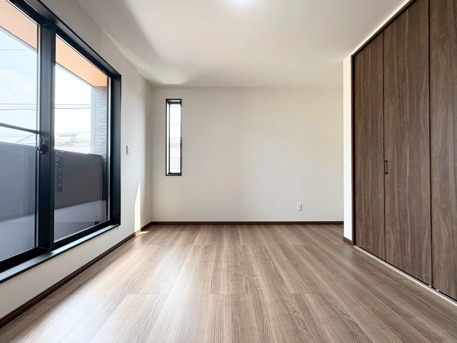 【洋室】バルコニーに面しているので、明るい光が室内に差し込みます。