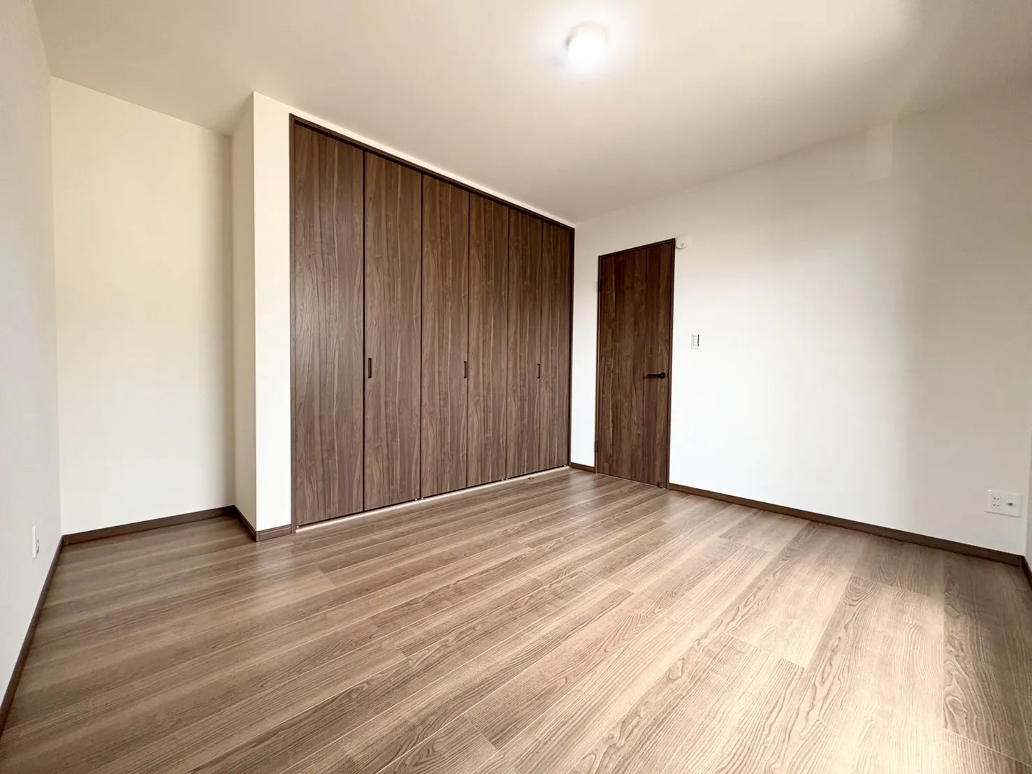 【洋室】充分な広さと収納機能を備えたお部屋でゆったりと穏やかな暮らしを。