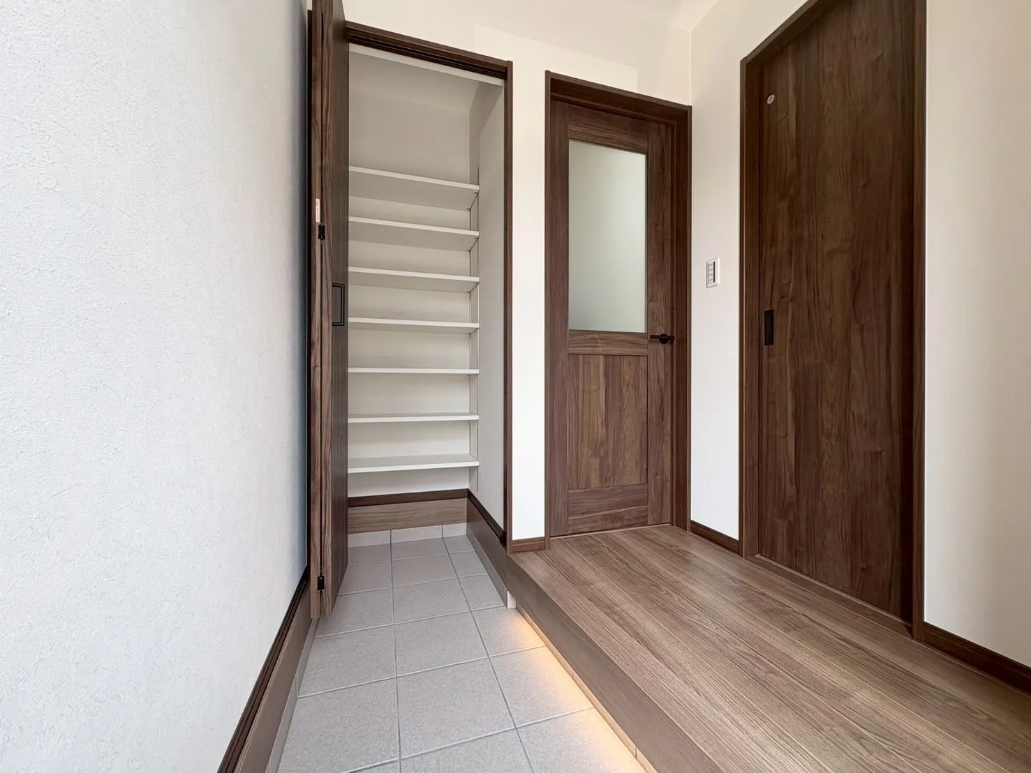 【玄関】間接照明の柔らかい光が足元を照らします。シューズクローゼットがあるので靴をたくさん 収納可能です。