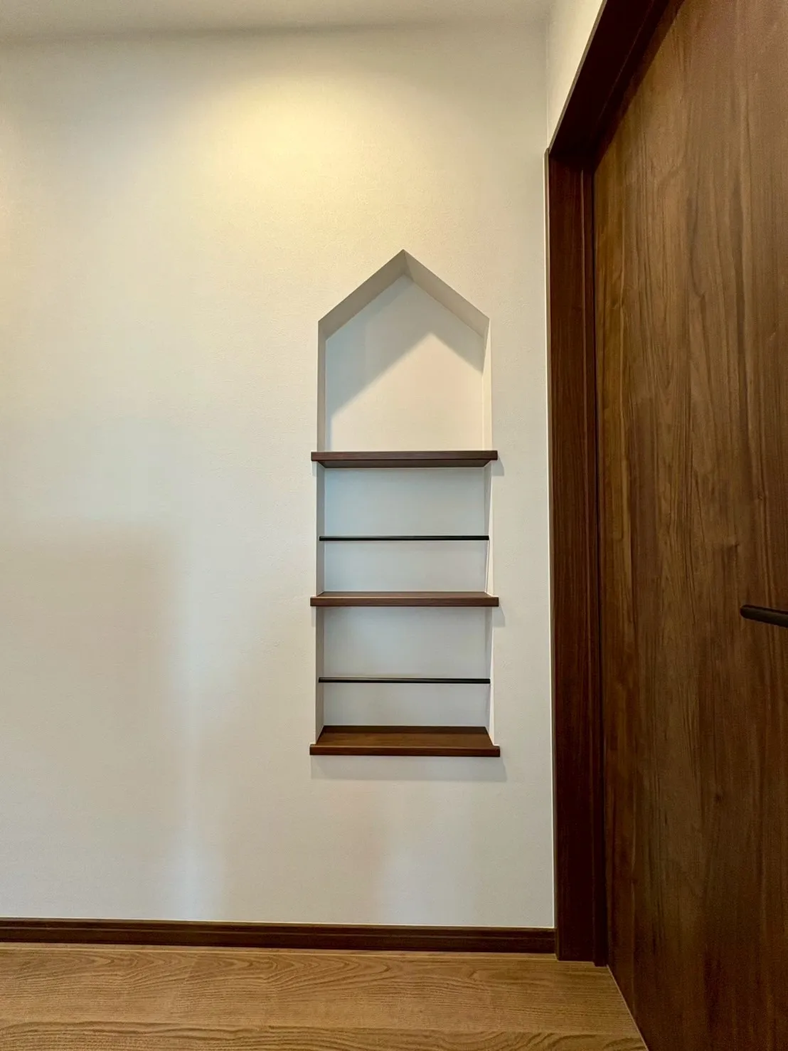 【ニッチ】おうち型のかわいいニッチ。小物を飾ってお気に入りのスペースに。