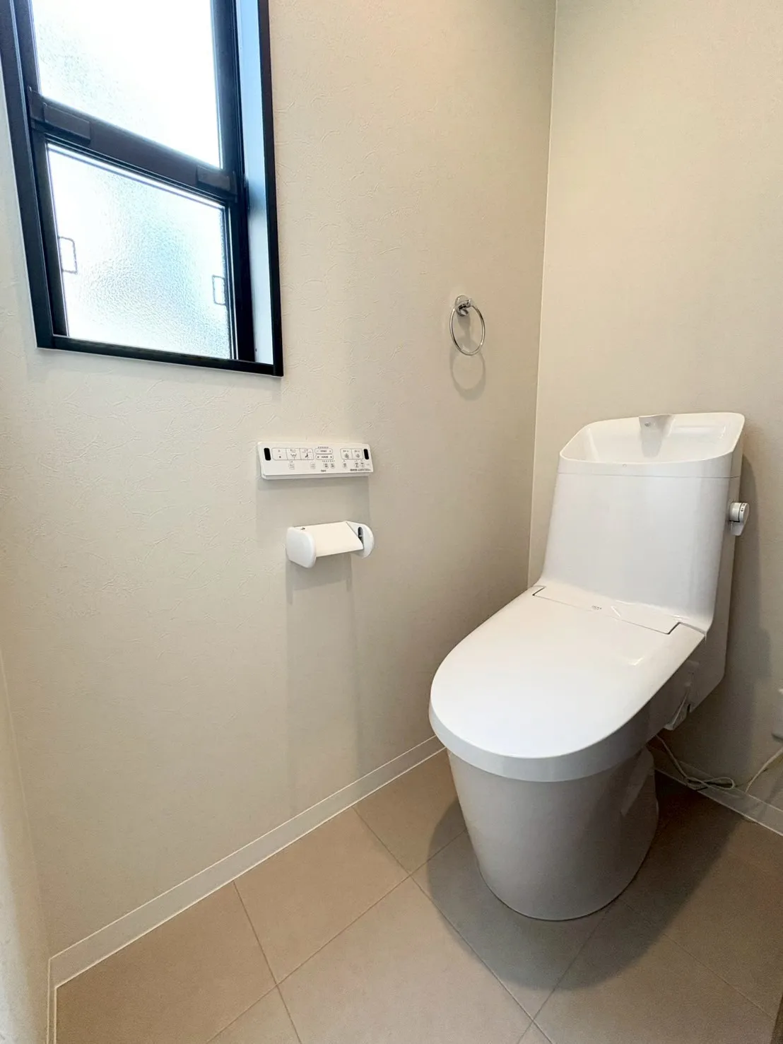 【１階：トイレ】窓を設置することでこまめに換気することができます。