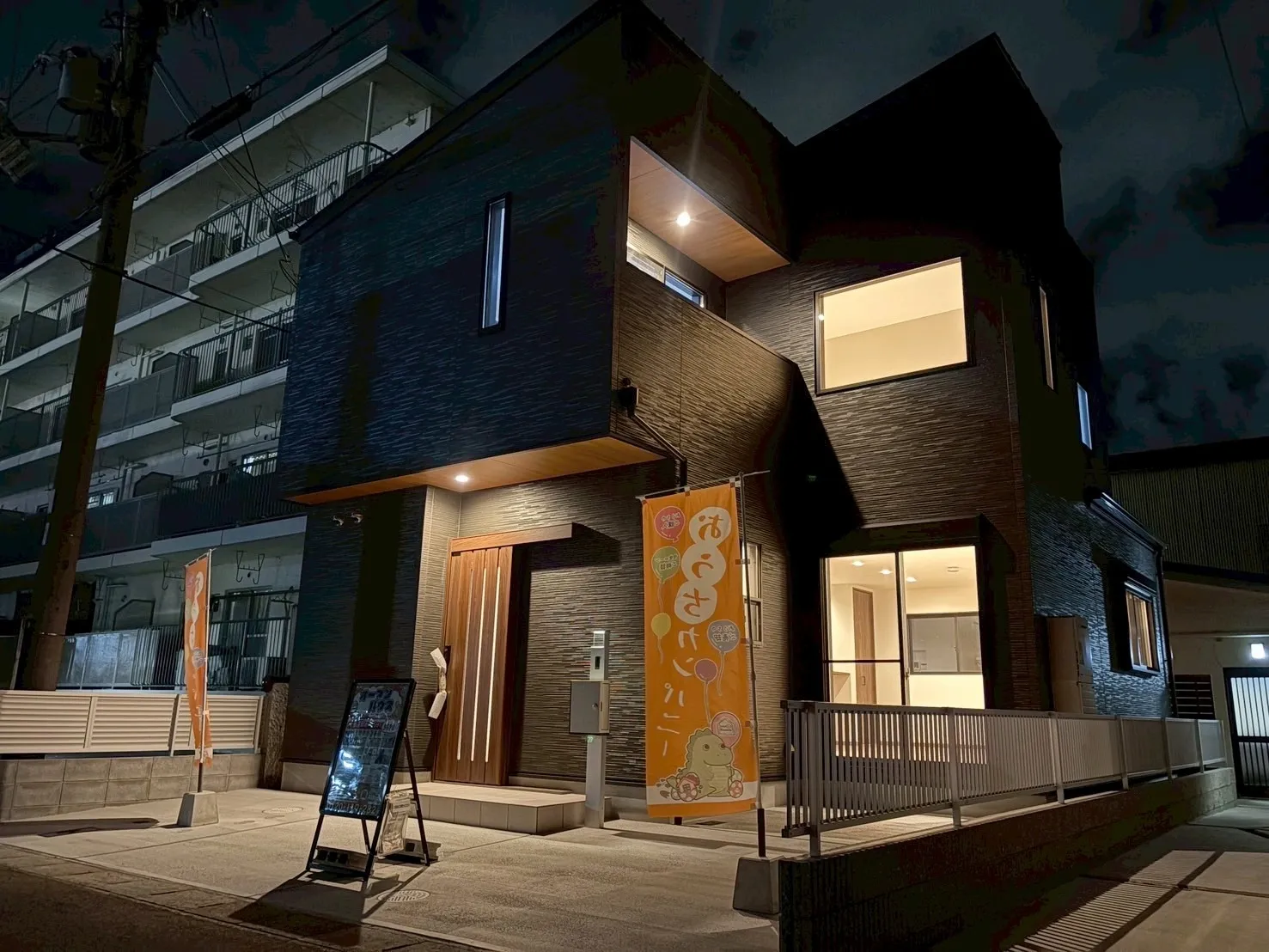 【外観：夜の様子】吹抜の窓やバルコニー、ポスト、玄関の足元の照明があたたかい灯りでお出迎え。