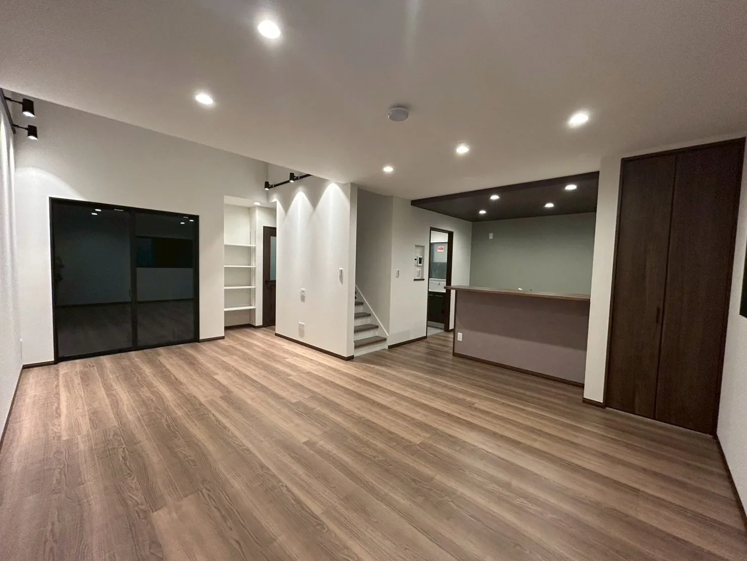 【リビング：夜の様子】昼とは違う顔を見せる夜のリビング。落ち着きのある空間は心にやすらぎをもたらします。