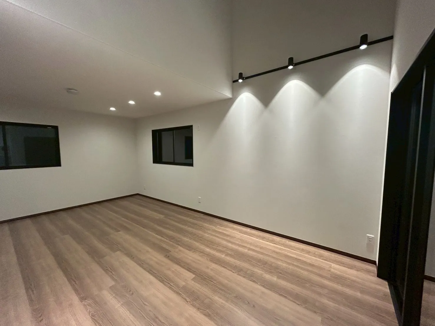 【吹抜の照明】照明の陰影を楽しめる空間。ライティングレールなので照明の角度を変えたり数を増やすことも可能です。