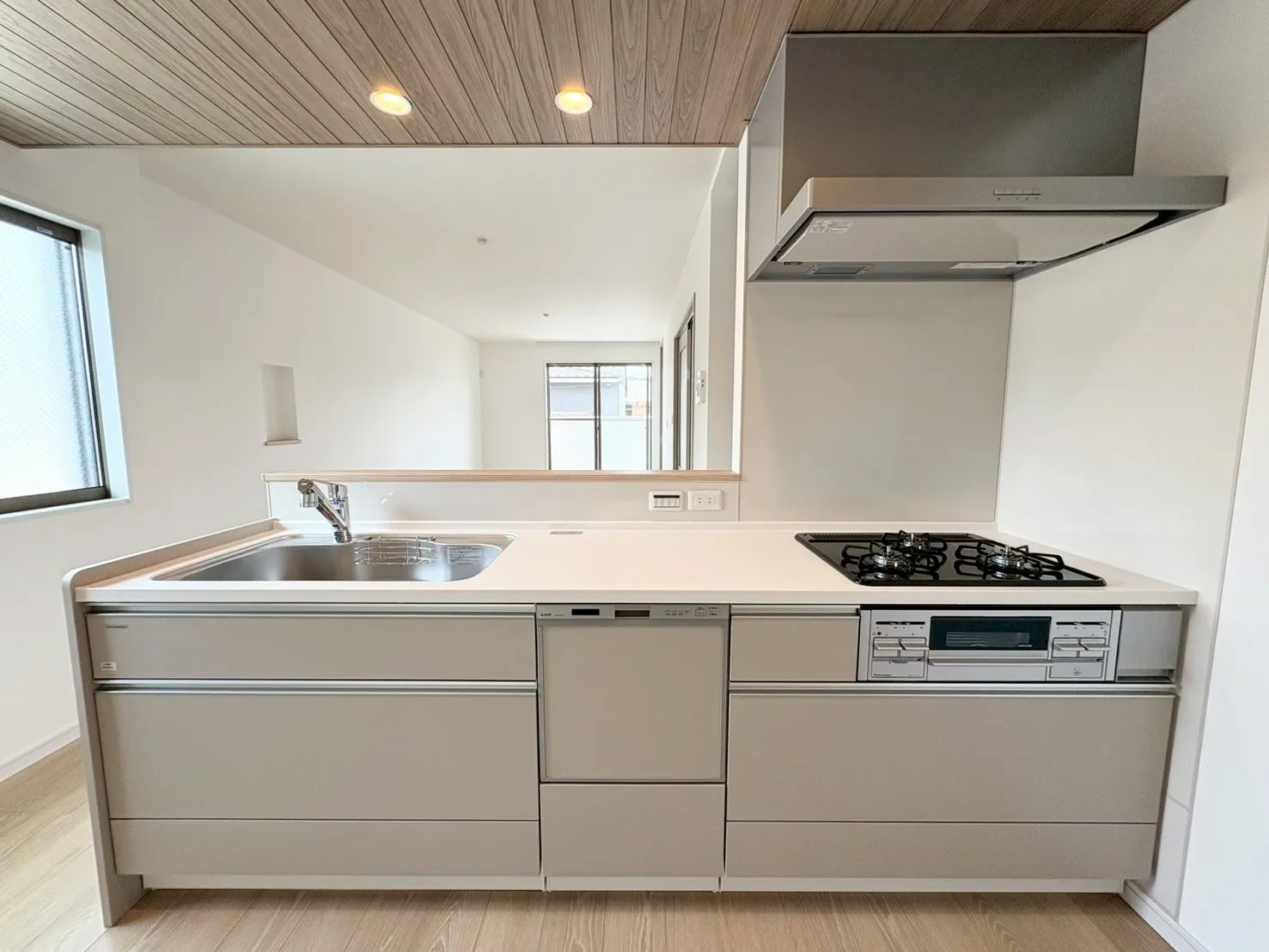 【キッチン】キッチンには食器洗い乾燥機が備わっており家事の時短を図れます。