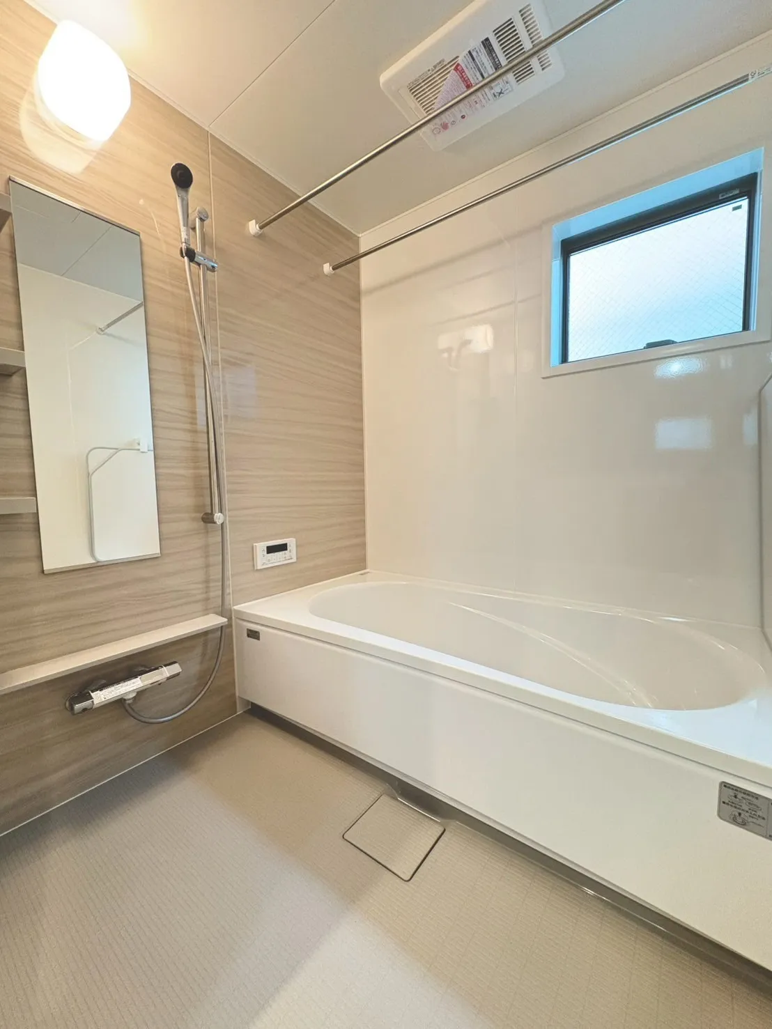 【浴室】ランドリーパイプが２本設置されているので室内干しに便利です。