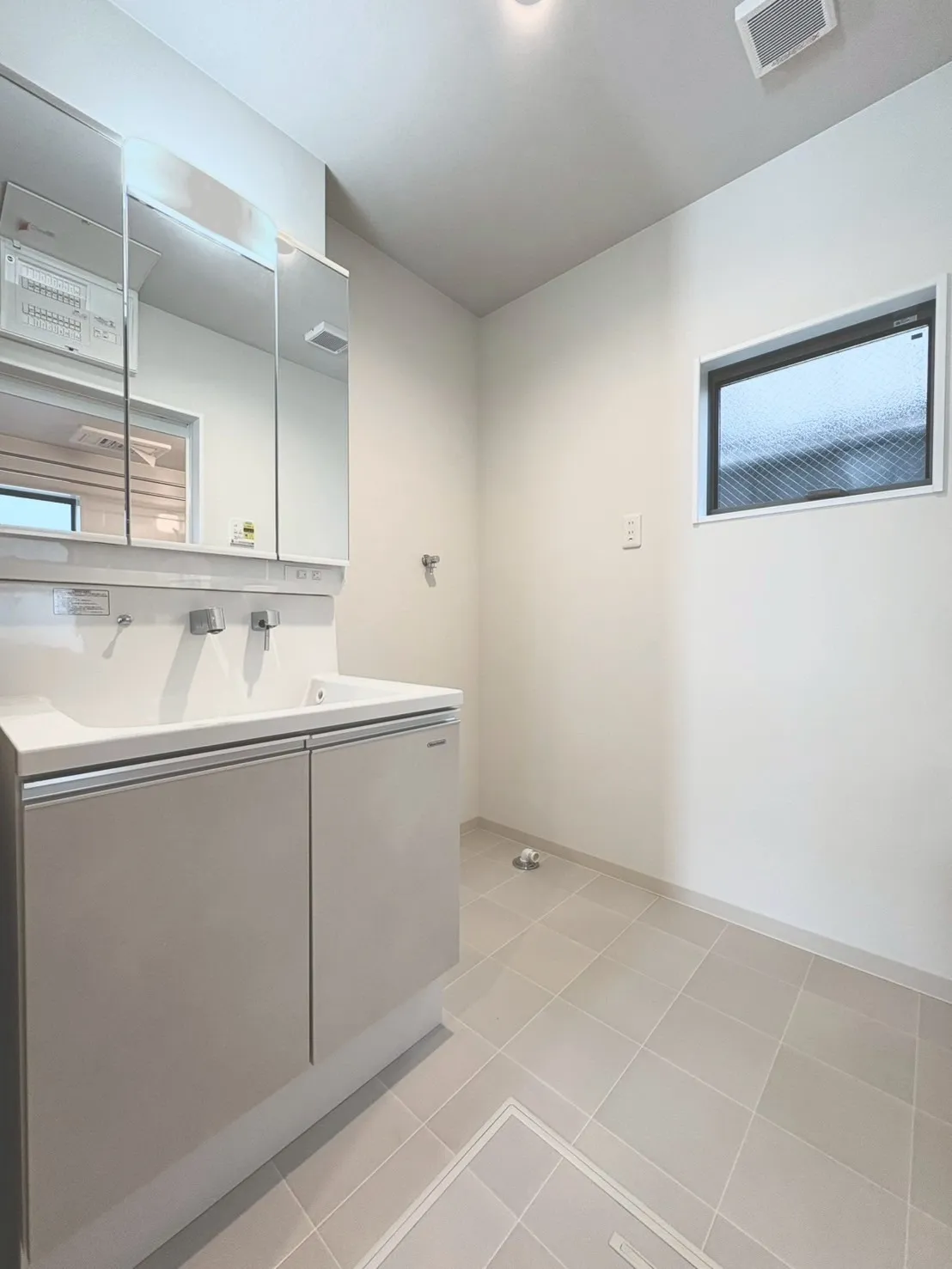 【洗面室】落ち着きの中にほんのり甘さを感じるライトグレーでまとめた洗面室。