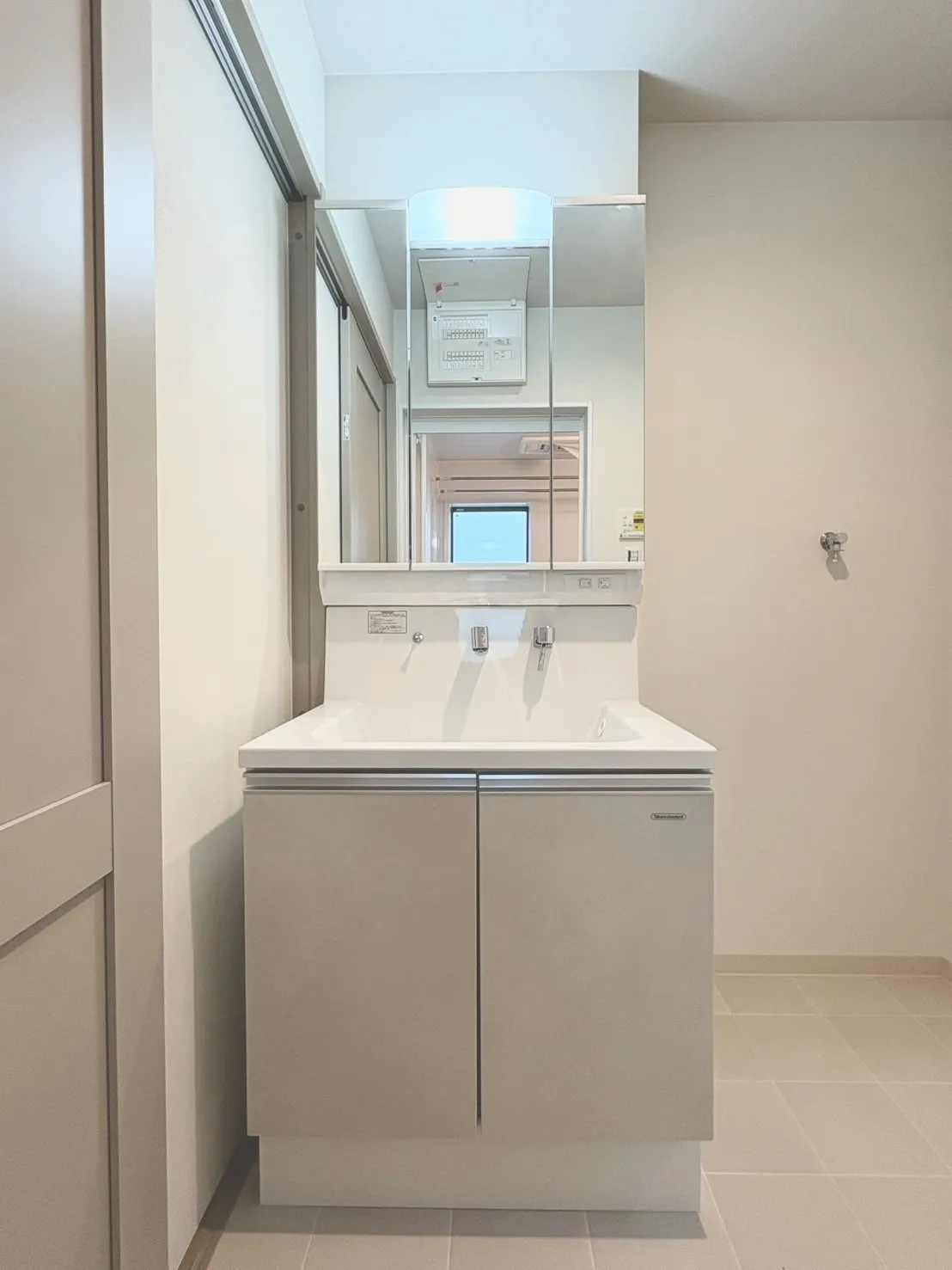 【洗面室】ミラーキャビネットとなっているので、洗面用具等もすっきり収納可能です。