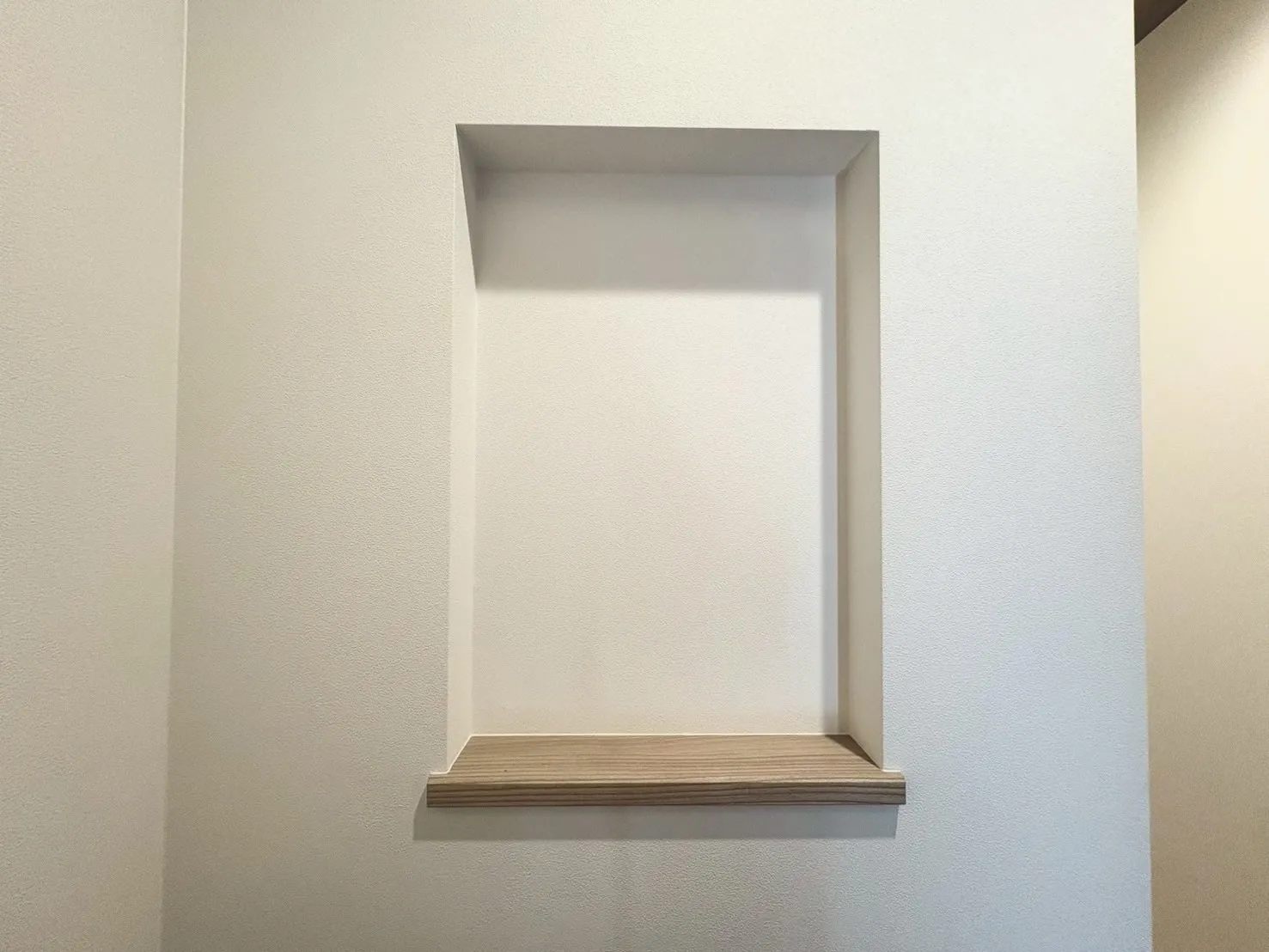 【ニッチ】玄関のニッチには小物を置いてお気に入りのスペースに。