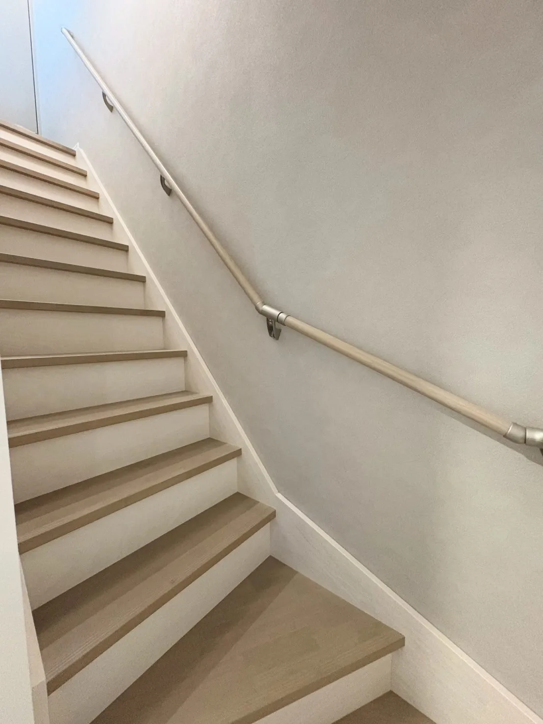 【階段】暮らしの中にちょっとした特別感を。階段にアクセントクロスを使うことでのぼるたびに気分も上がる階段へ。