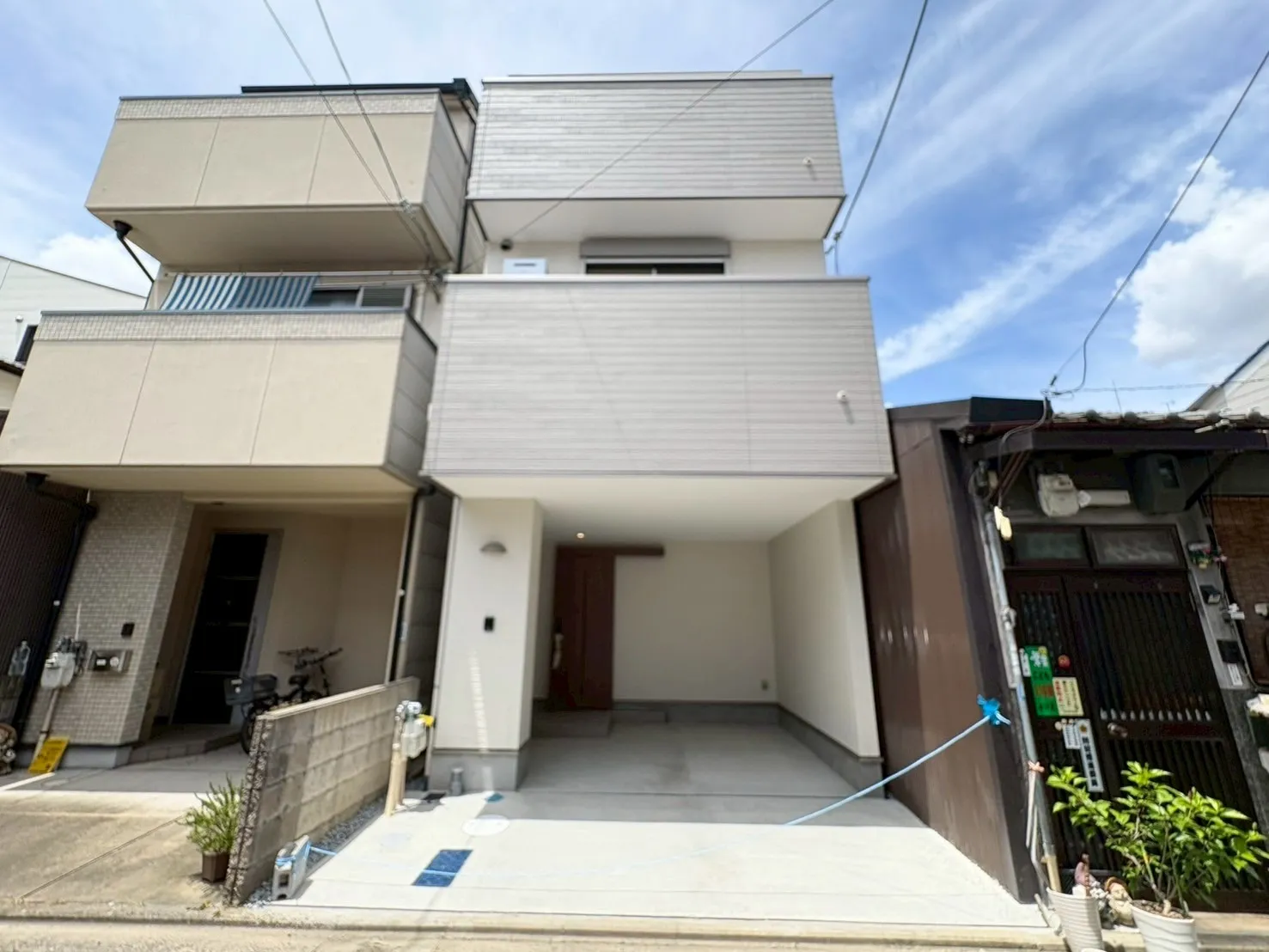 【外観】グレーとホワイトでまとめた、やさしさと上品さを兼ね備えた外観。