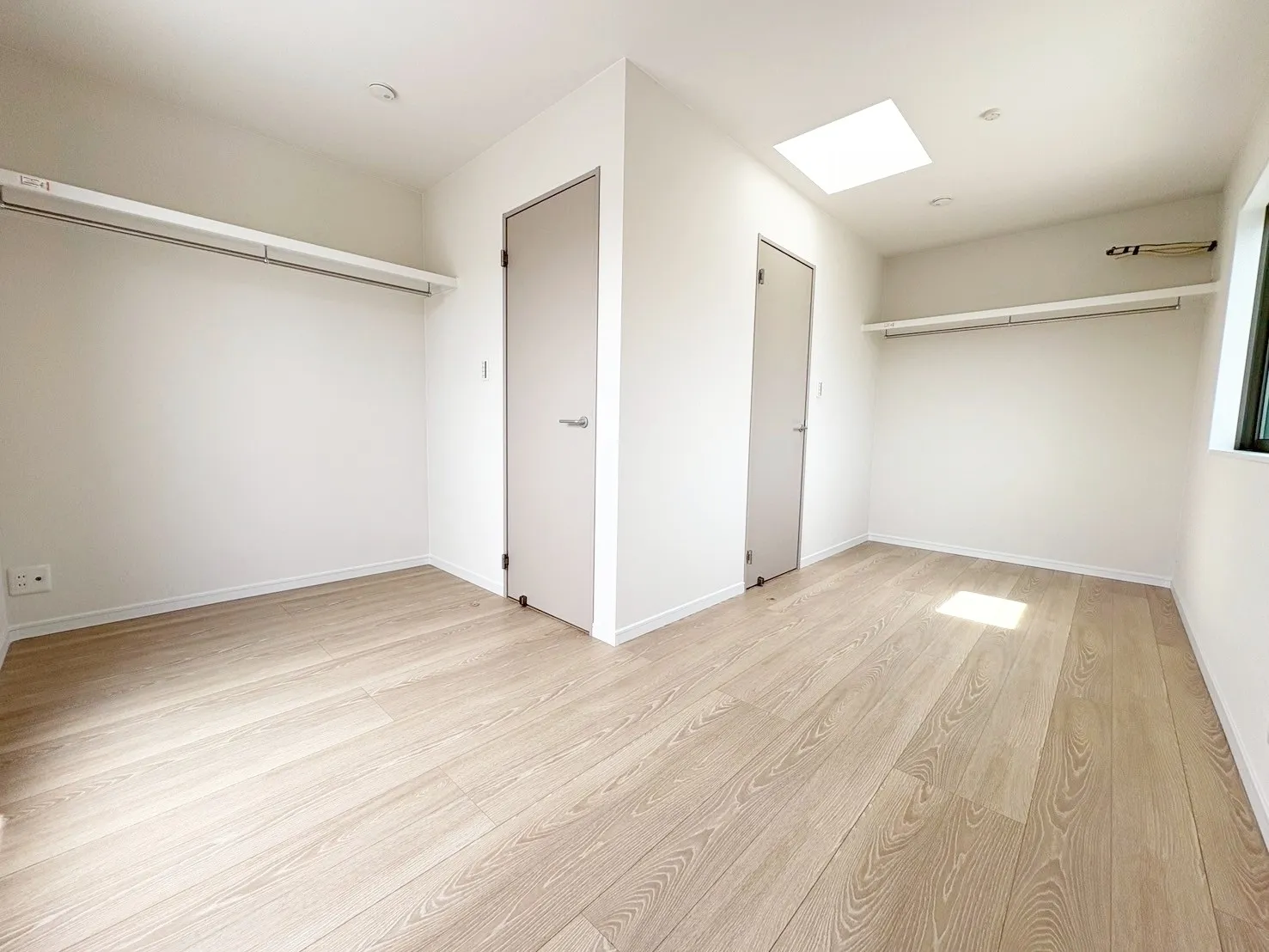 【洋室】仕切らないから広く感じる、 オープンクローゼットで開放感を感じられる空間に。