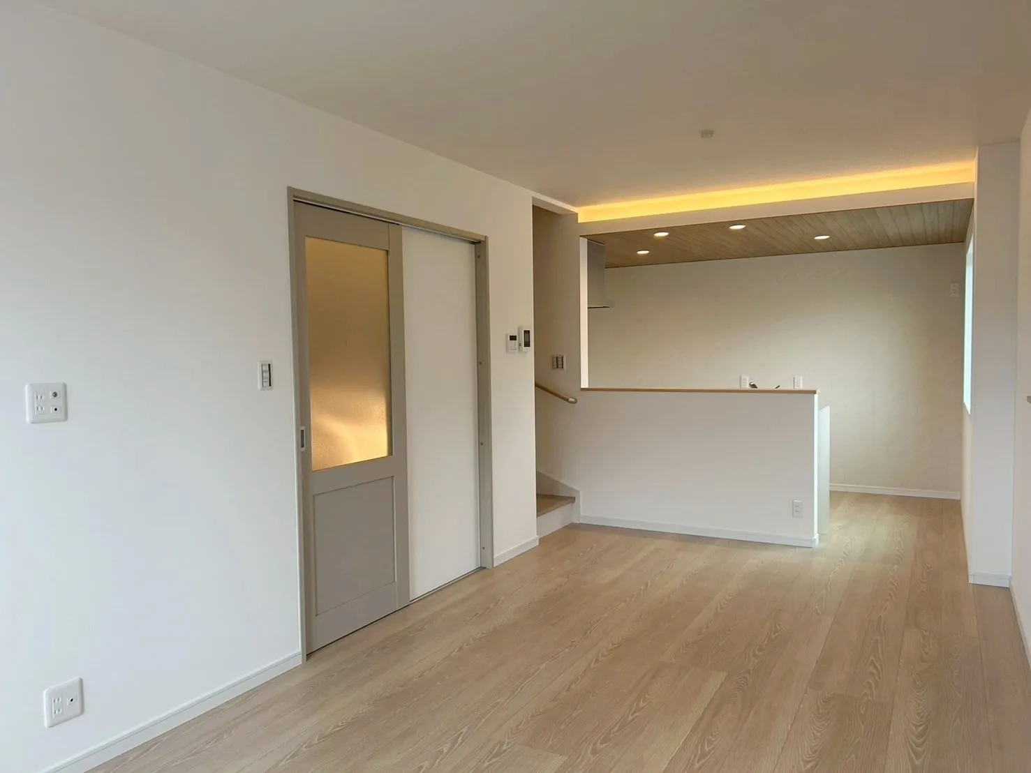 【キッチン】キッチン上部の折下げ天井には間接照明が設置されておりリビングを柔らかく照らします。