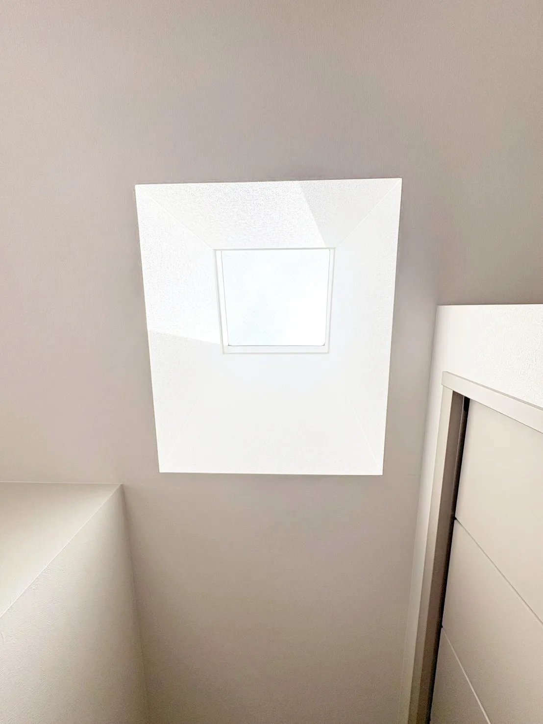 【トップライト】トップライトから自然光を多く取り入れることで室内が明るくなり照明の使用を減らすことができます。