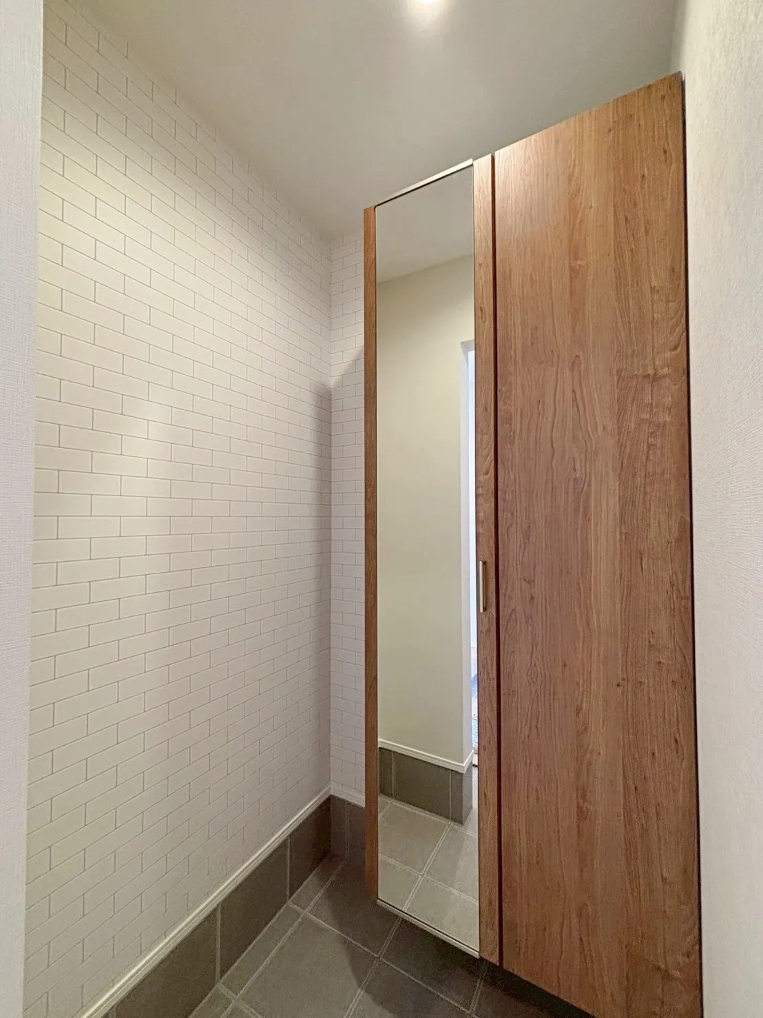 【シューズボックス】姿見鏡付きのシューズボックスなのでお出かけ前の身だしなみチェックに便利です。