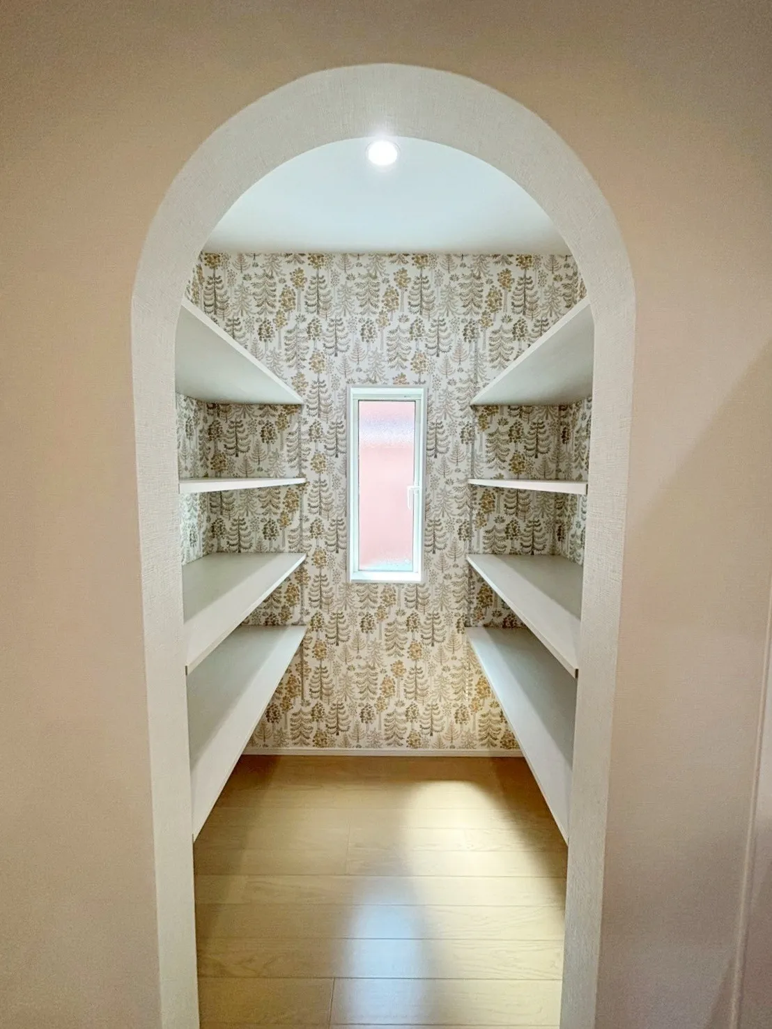 【パントリー】アーチ型の垂れ壁をくぐればおとぎ話の魅惑の森を連想させるようなわくわくとしたパントリーへ。