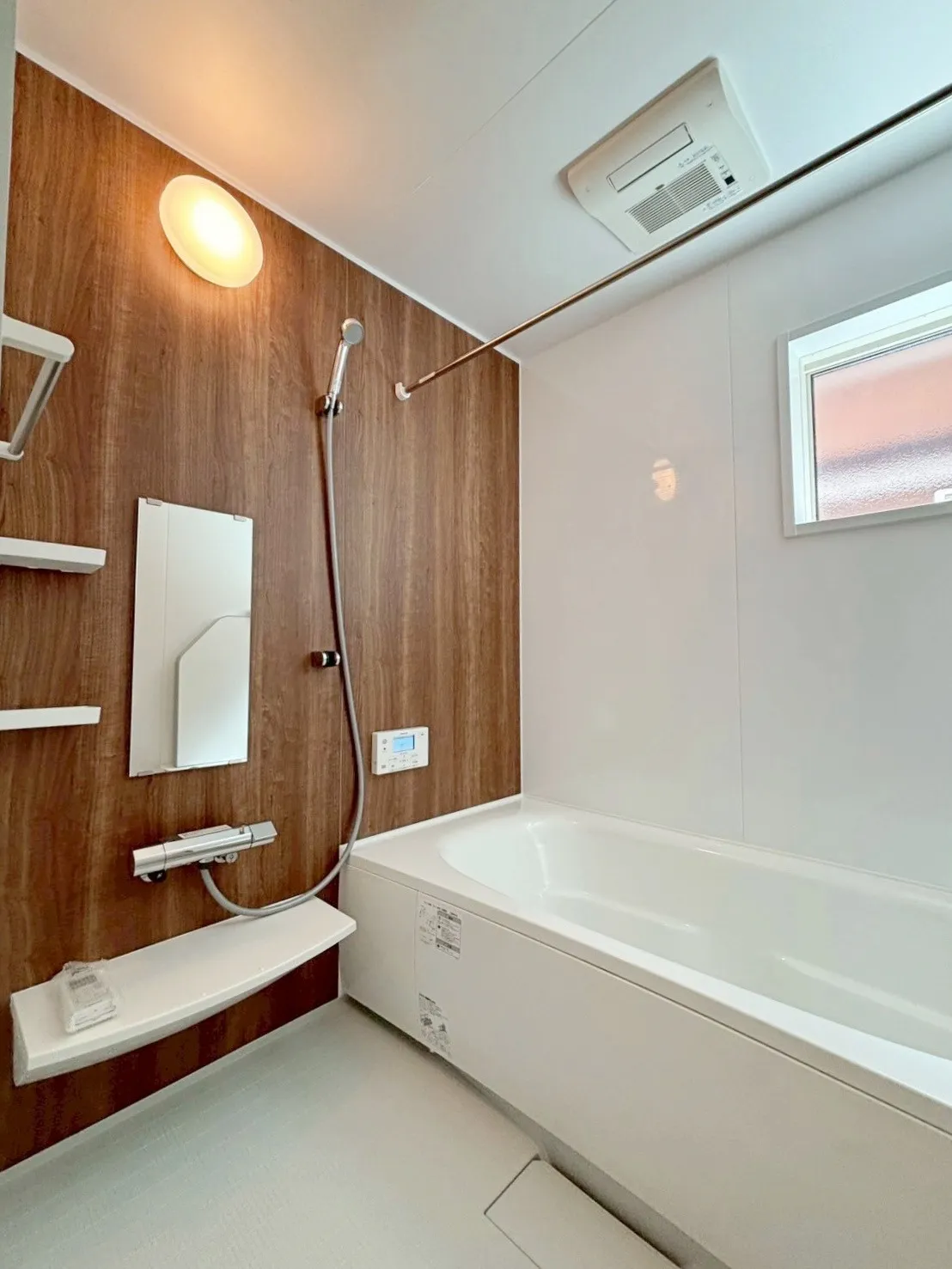 【浴室】１坪タイプの浴室は 大人の方でもゆったり足を伸ばしながら入浴することができる広さです。