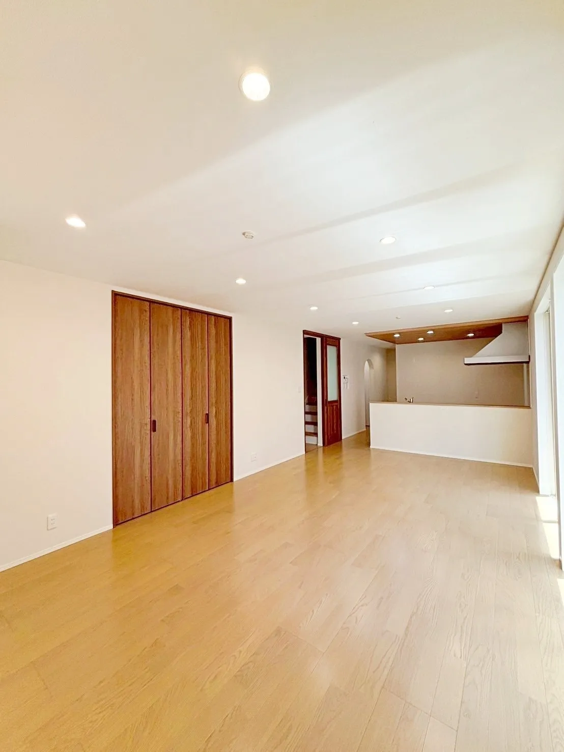 【リビング】大きな窓から自然光がたっぷり差し込み開放感を感じられる広々リビング。