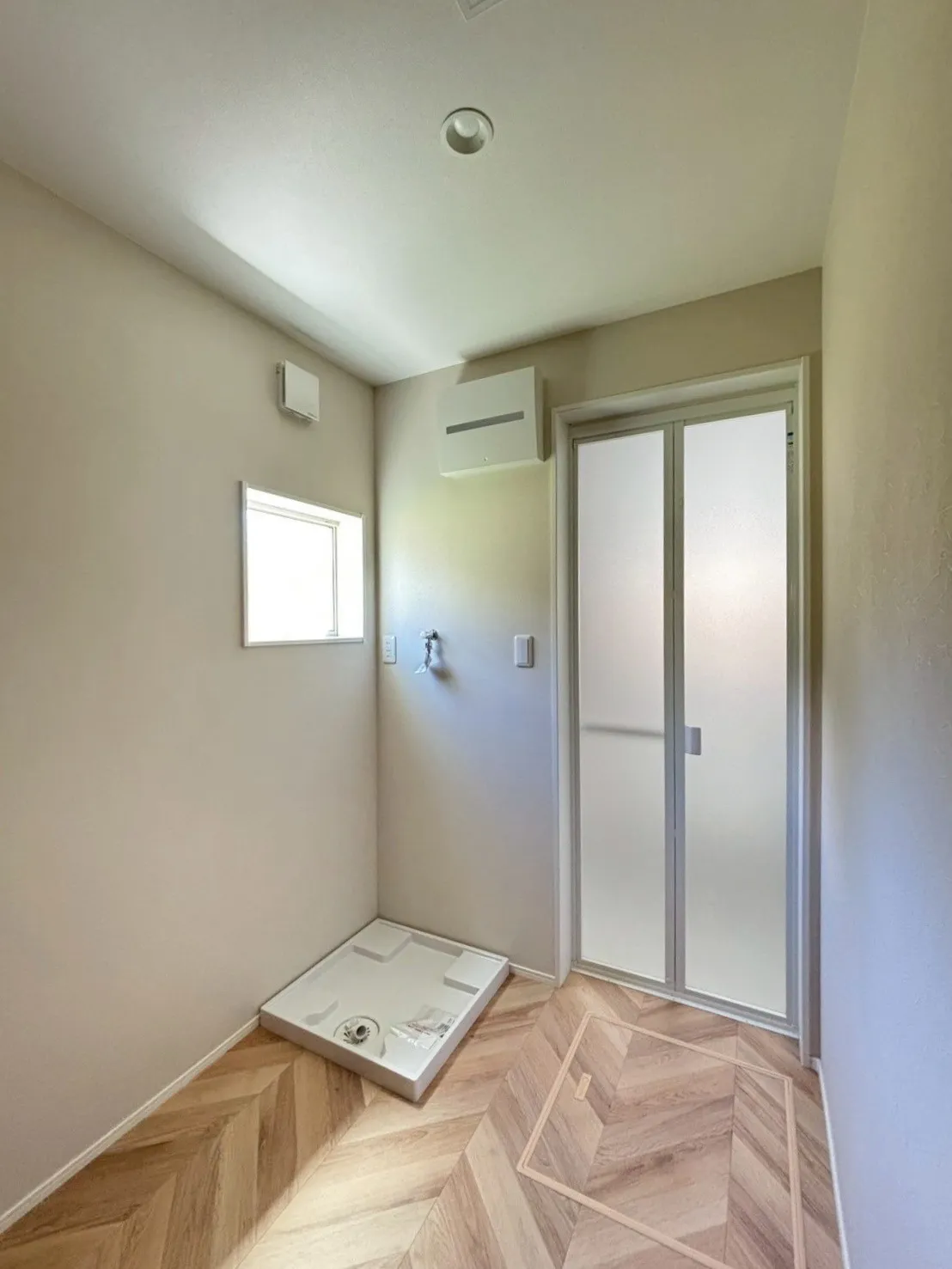 【洗面室】クッションフロアはナチュラルであたたかみのあるフレンチヘリンボーン柄を採用。