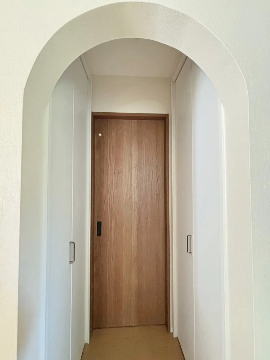 【廊下】廊下収納の扉をホワイトで統一することで開放感が生まれ、廊下を広く感じられます。