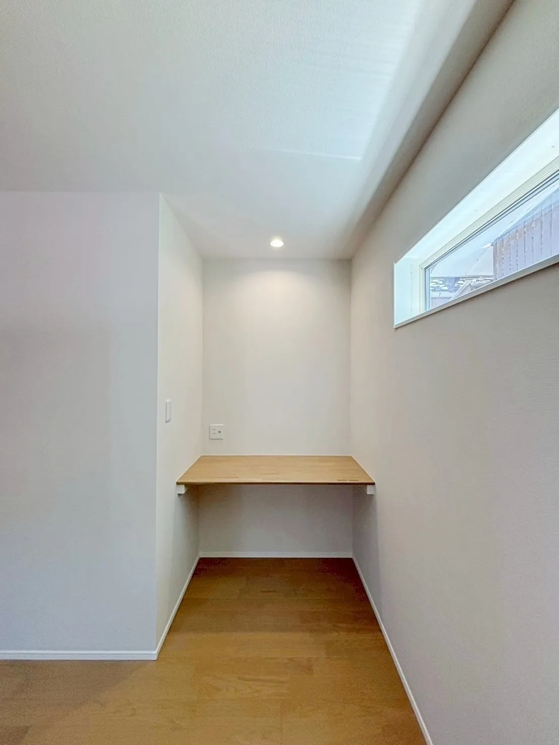 【カウンター】カウンターは勉強机やちょっとした作業台としてご利用いただける便利なスペースです。