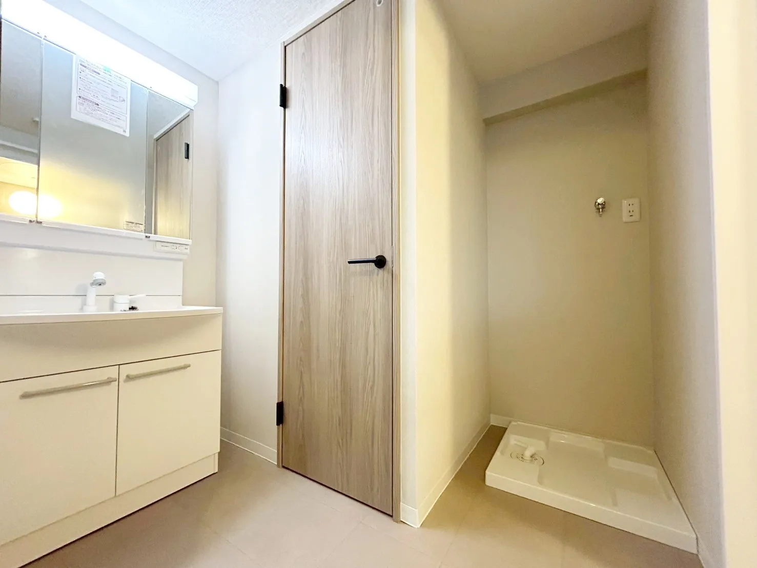 【洗面室】ホワイトとライトグレーを基調とした やわらかな印象の洗面室でゆったりと朝のお支度を。