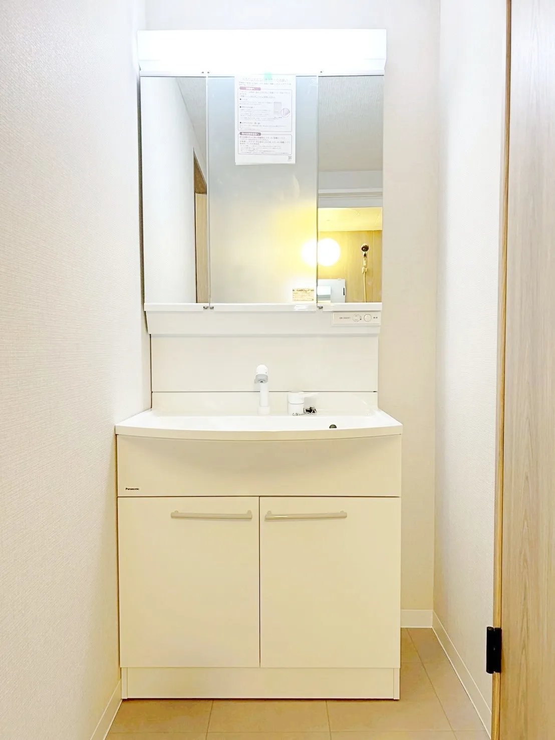 【洗面室】三面鏡の裏には洗面用具やメイク用品をたっぷり収納可能です。