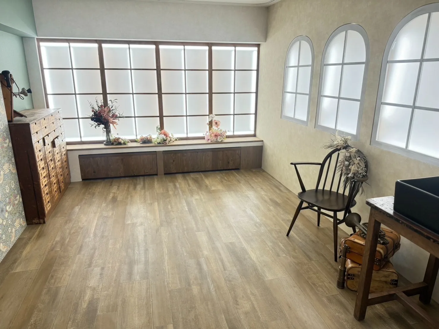 アーチ型のニッチに窓枠を付けるとオシャレな室内窓風ニッチに大変身。