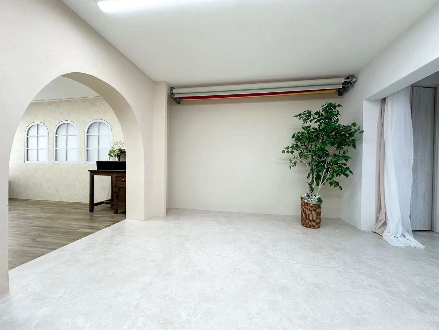 アーチ型の垂れ壁を取り入れることで全体が柔らかな雰囲気に。