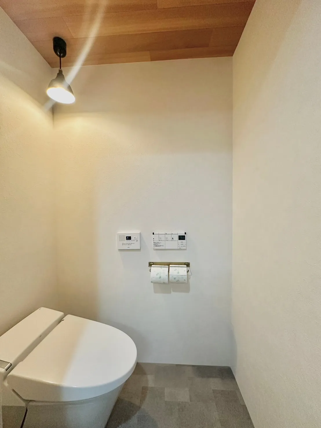 木目×ホワイト×グレーで居心地の良い暖かな空間に。