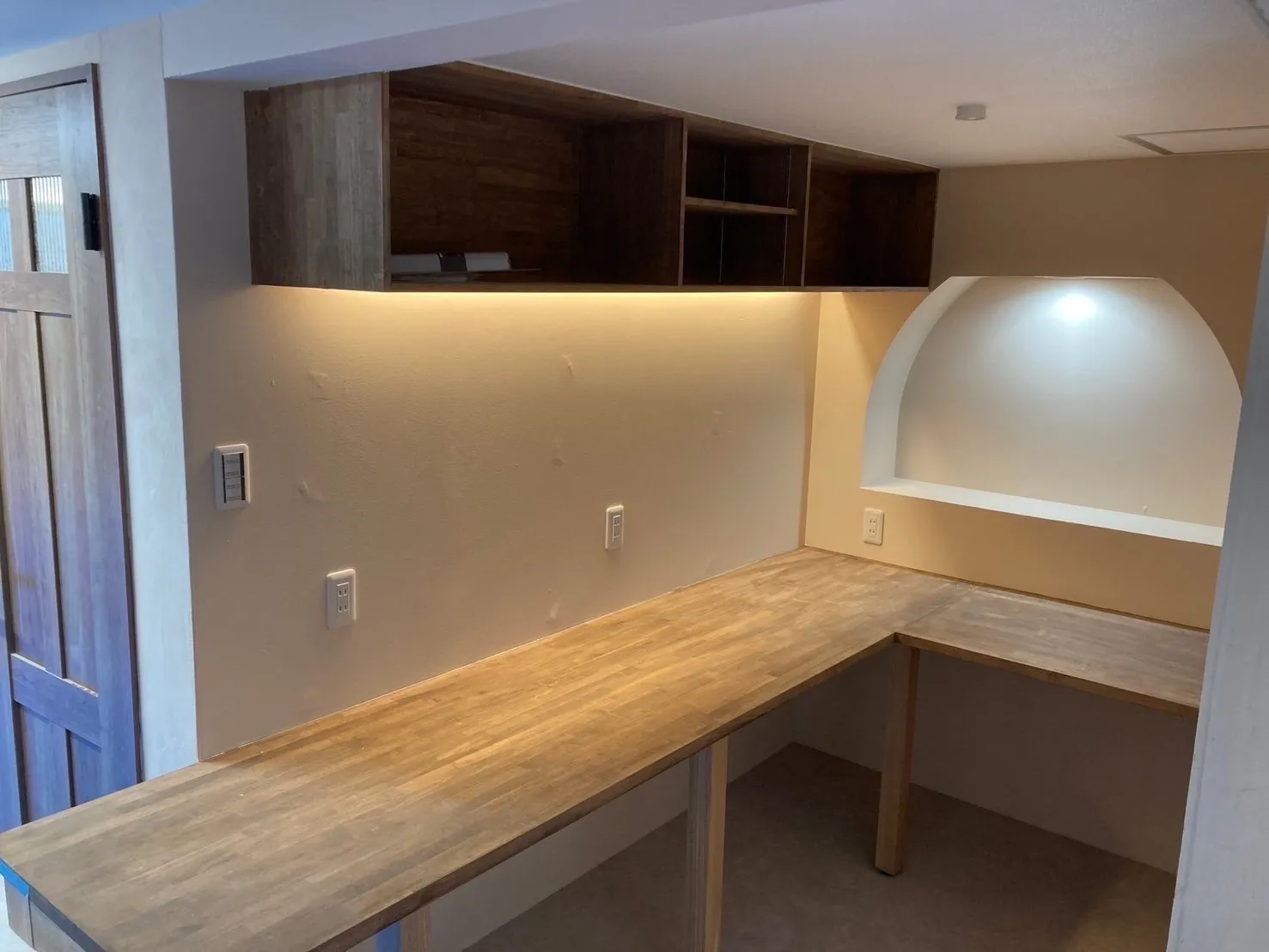 造作棚に間接照明を取り入れることでオシャレ度UP。カウンターを設置し、木のぬくもりを感じる事務所スペースへ。