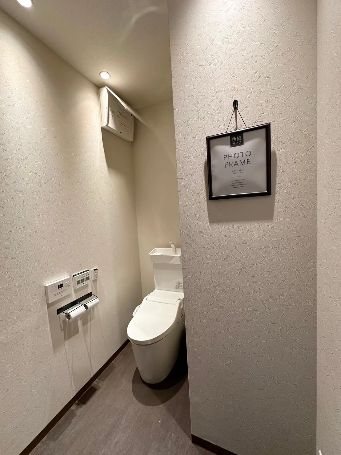 深みのある茶色のフロアタイルがリラックスできる空間を演出します。