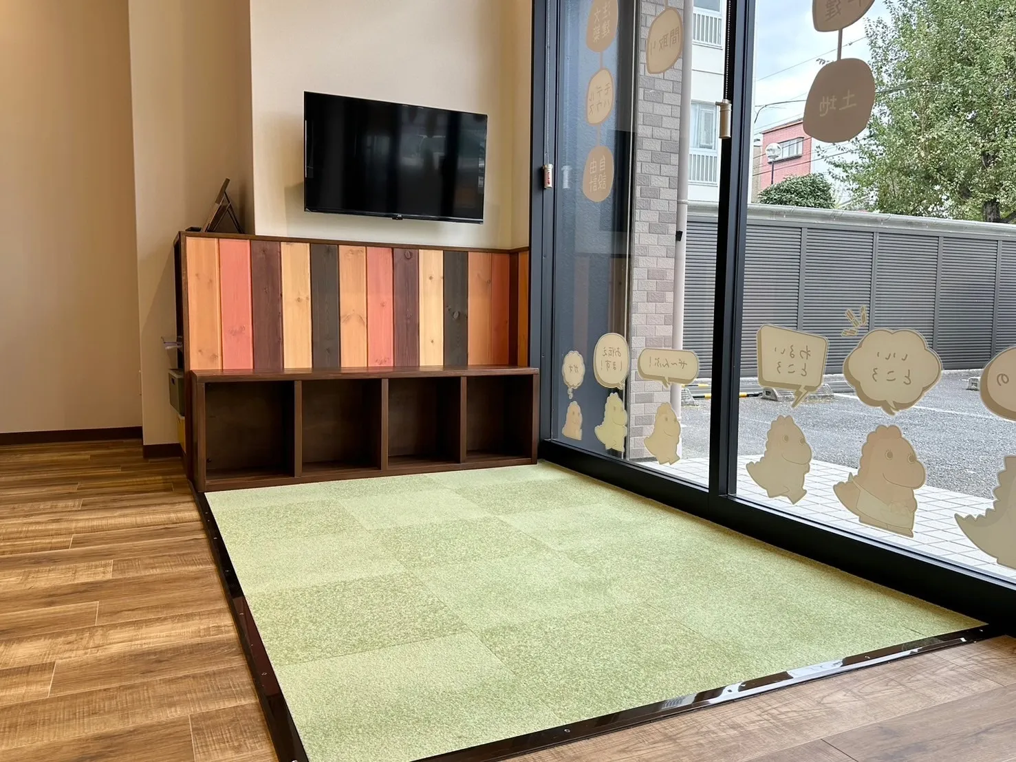 カーペットフロアは１枚ずつ外して洗える仕様。木のあたたかさを残しながら楽しい印象のキッズコーナーに。