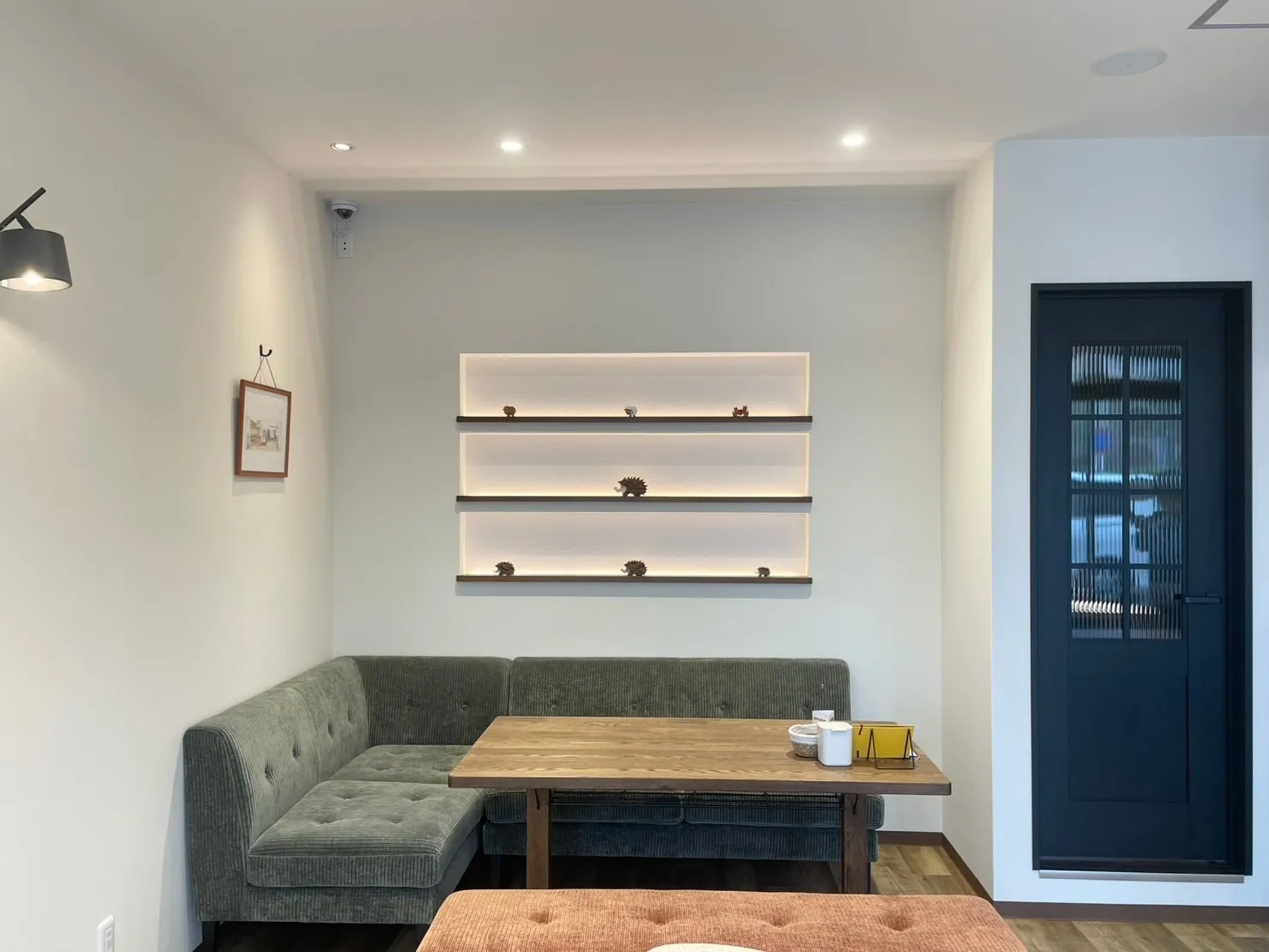 アクセントになるニッチ。後ろから照らすことで壁に光のグラデーションが現れます。