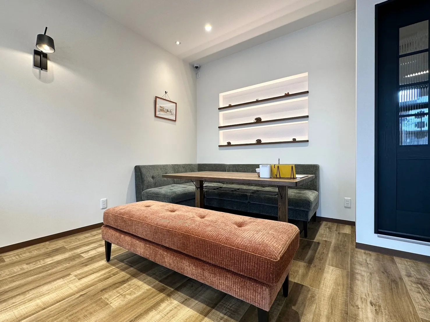 座り心地や質感にこだわったソファ席。間取りは家具の大きさをベースにして考えております。