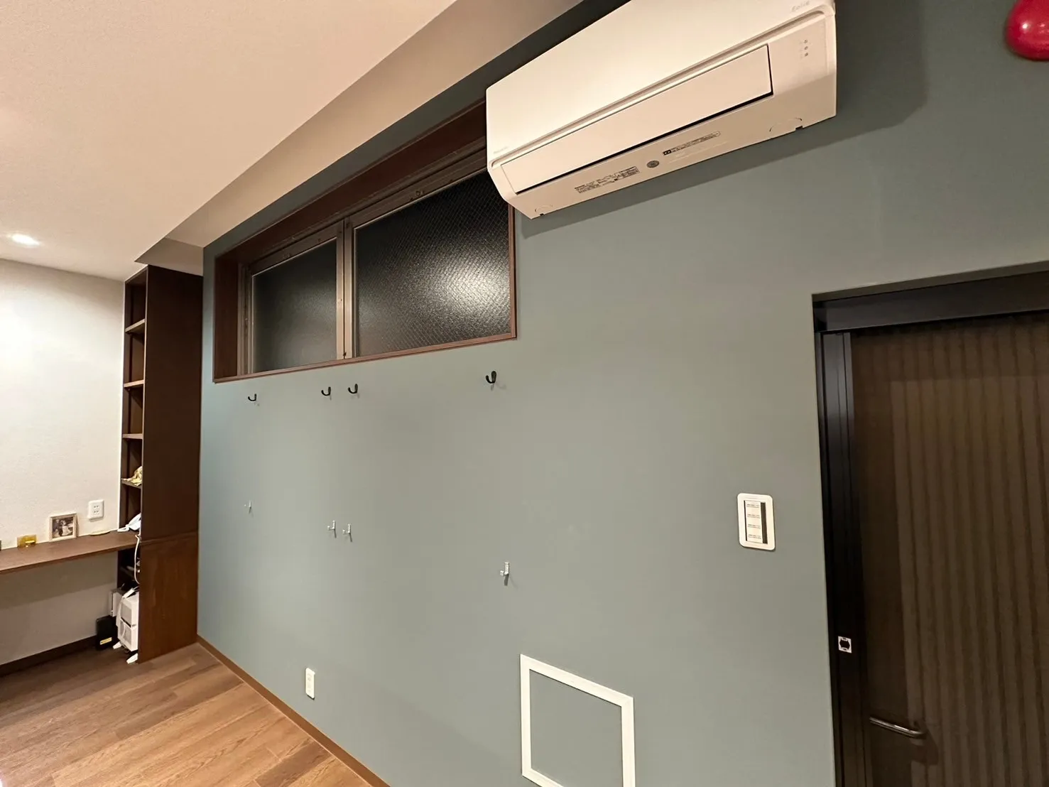 青いお色味には気分を落ち着かせ、空間を広く見せる効果がございます。