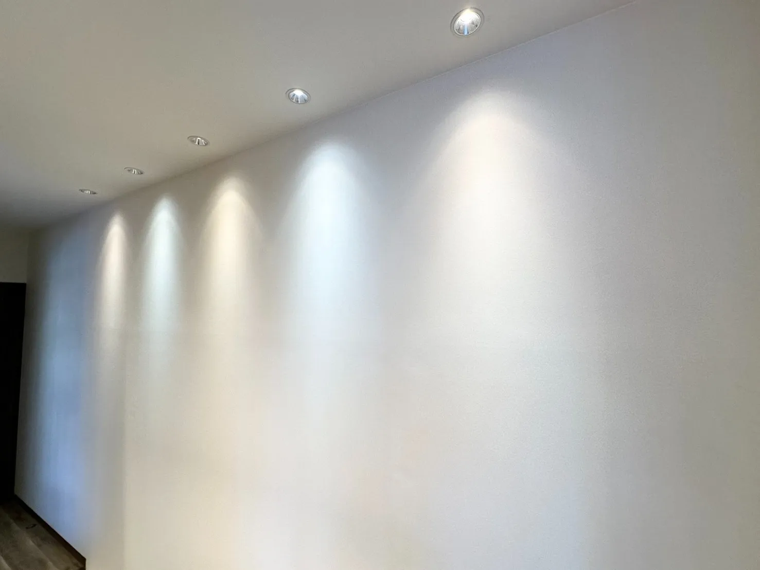 照明の色を黄色・白にすることで空間にリズムをつけています。