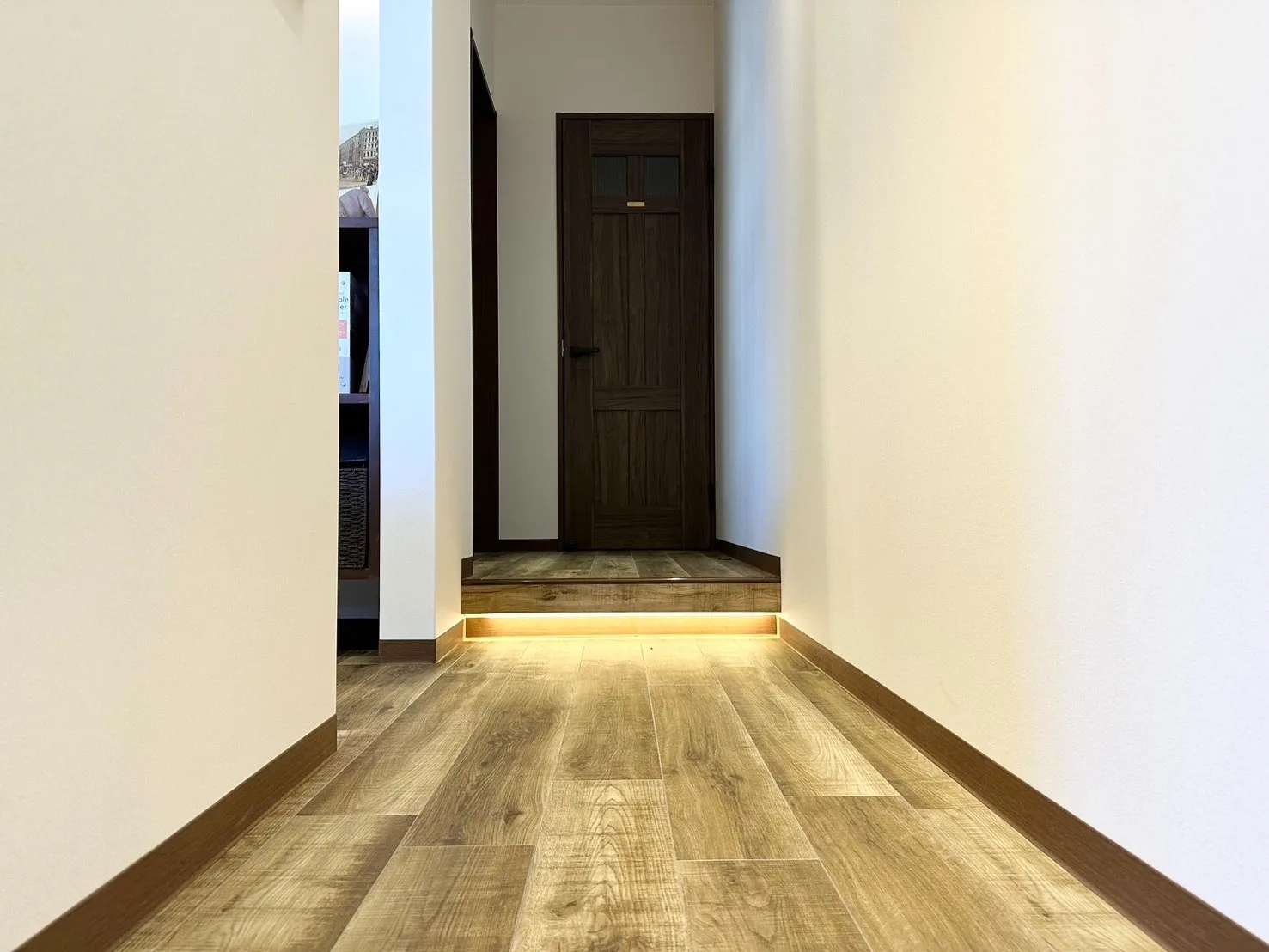 段差部分に間接照明を設置することで、非日常な空間＋段があることが一目で分かり安全性UP。