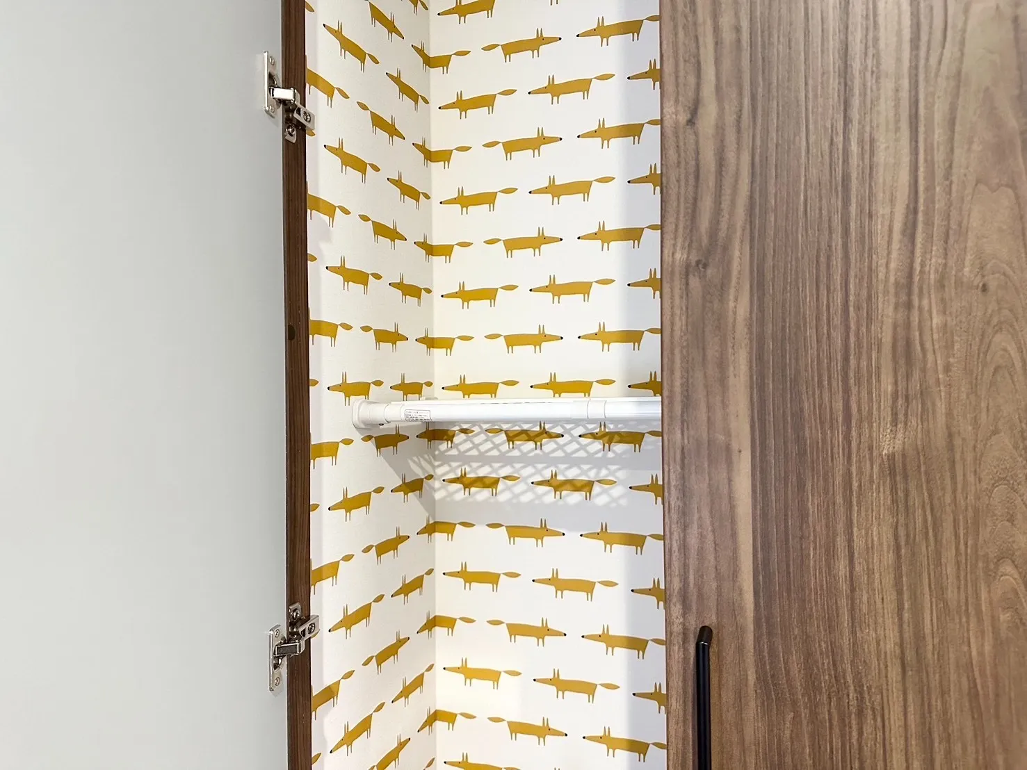 遊び心のある壁紙もクローゼットの中なら取り入れやすい。