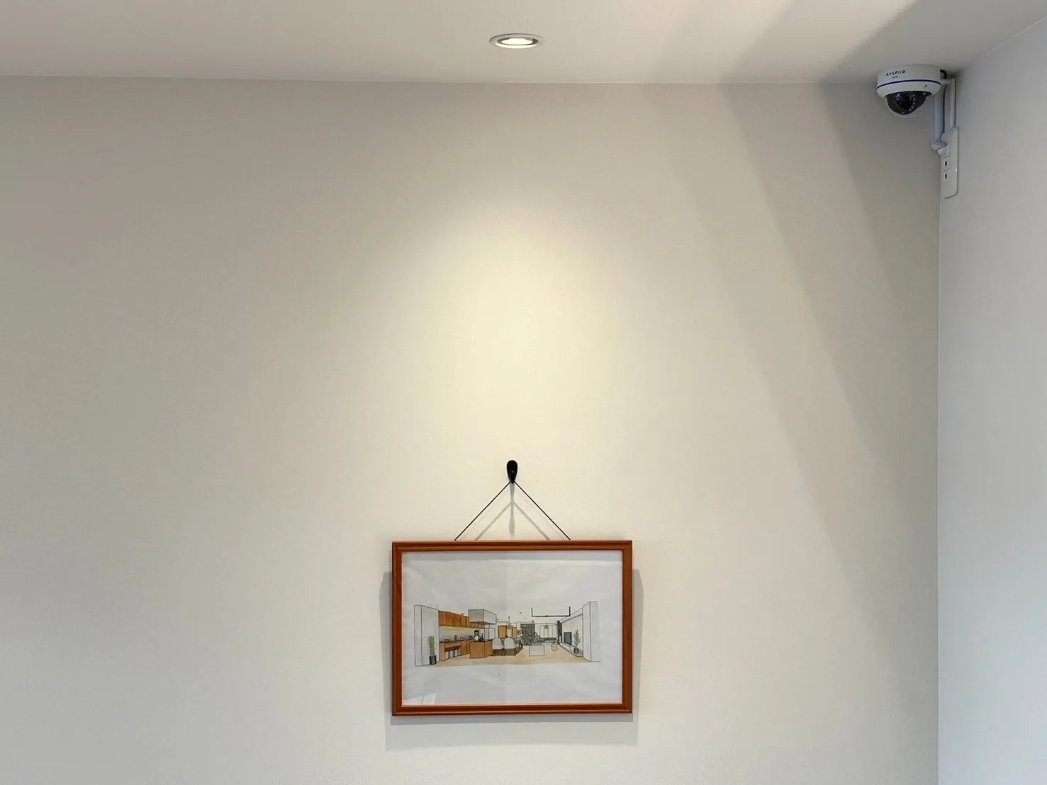 光の向きが変えられるスポットライトで絵画を照らして美術館風に。