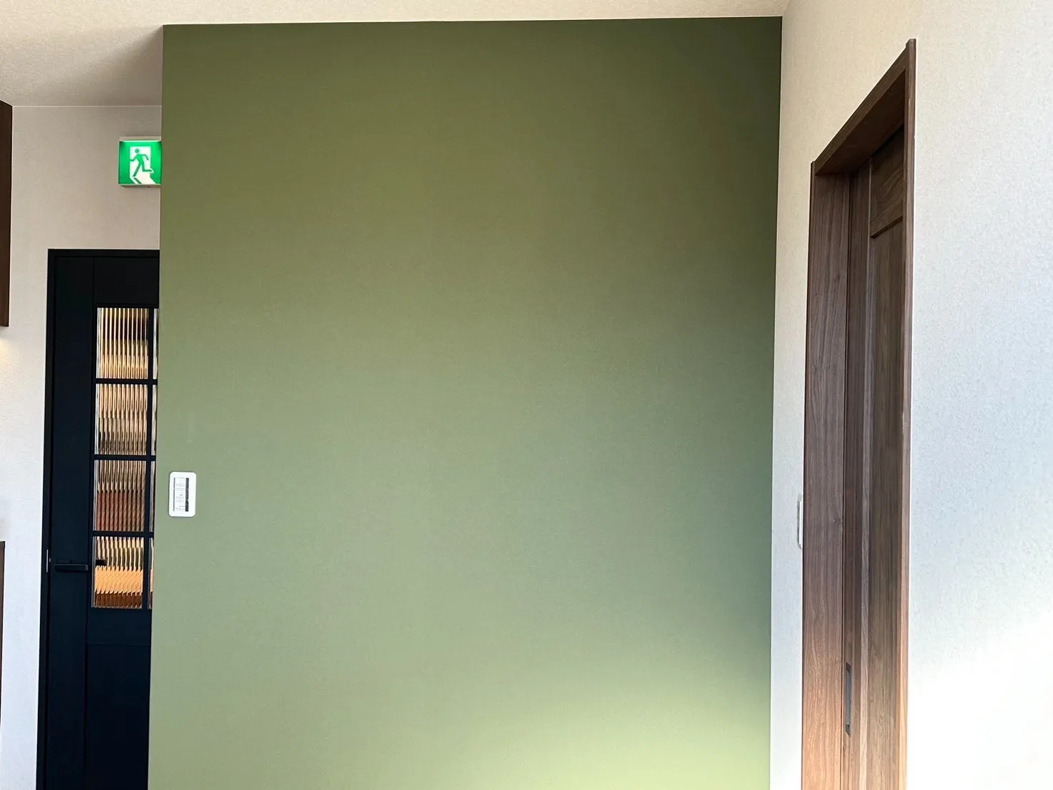 1つのお部屋でブルーとグリーン、2色のアクセントクロスを採用。色のトーンを合わせてまとまりのあるお部屋に。