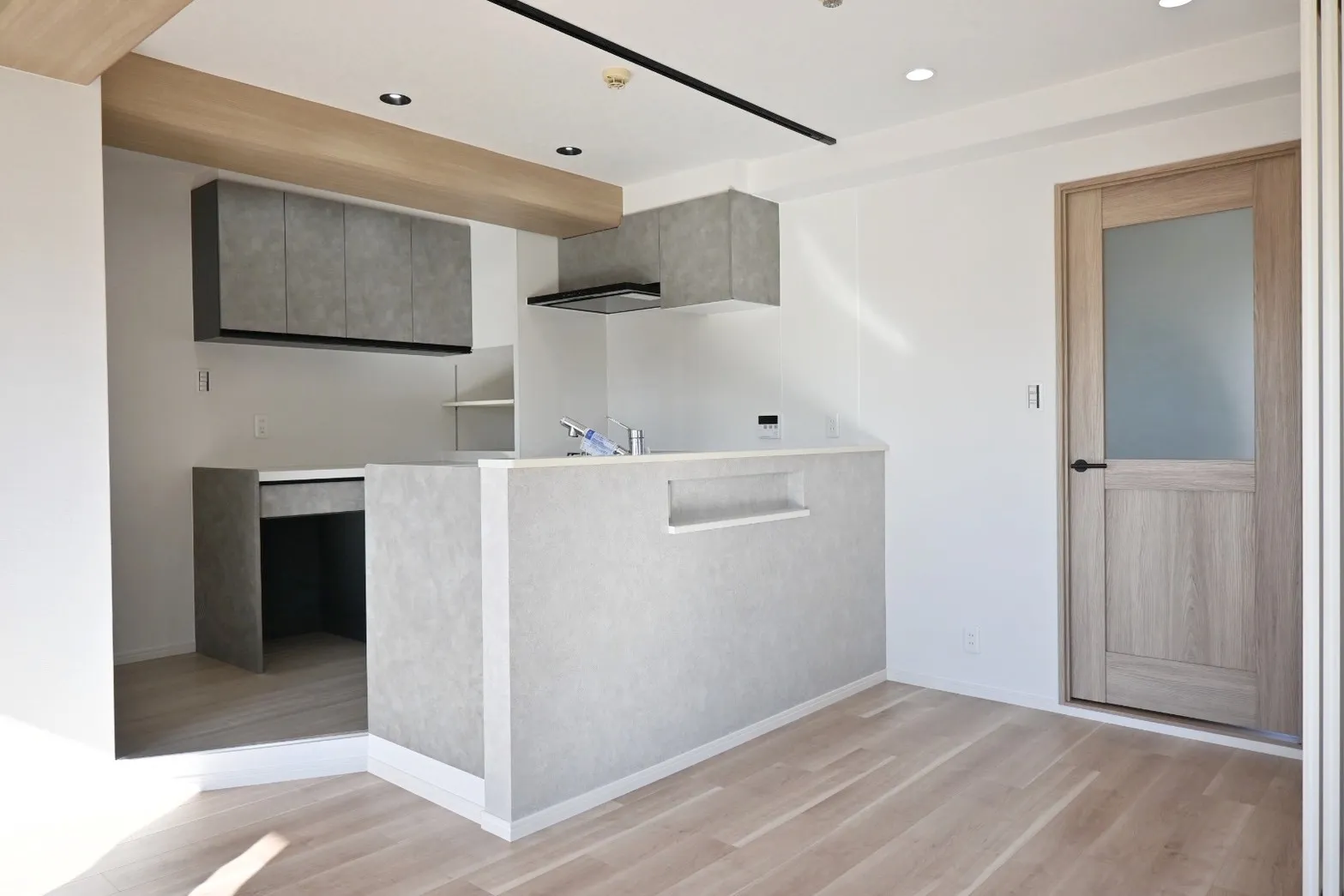 グレーと木目が調和した暮らしに馴染むやさしいお部屋🧚