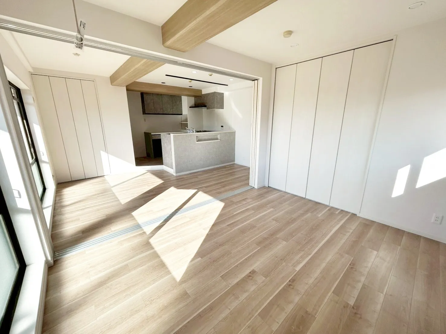 【リビング】リビングとダイニングの間の扉を開けることで広々とした空間となり開放感が生まれます。