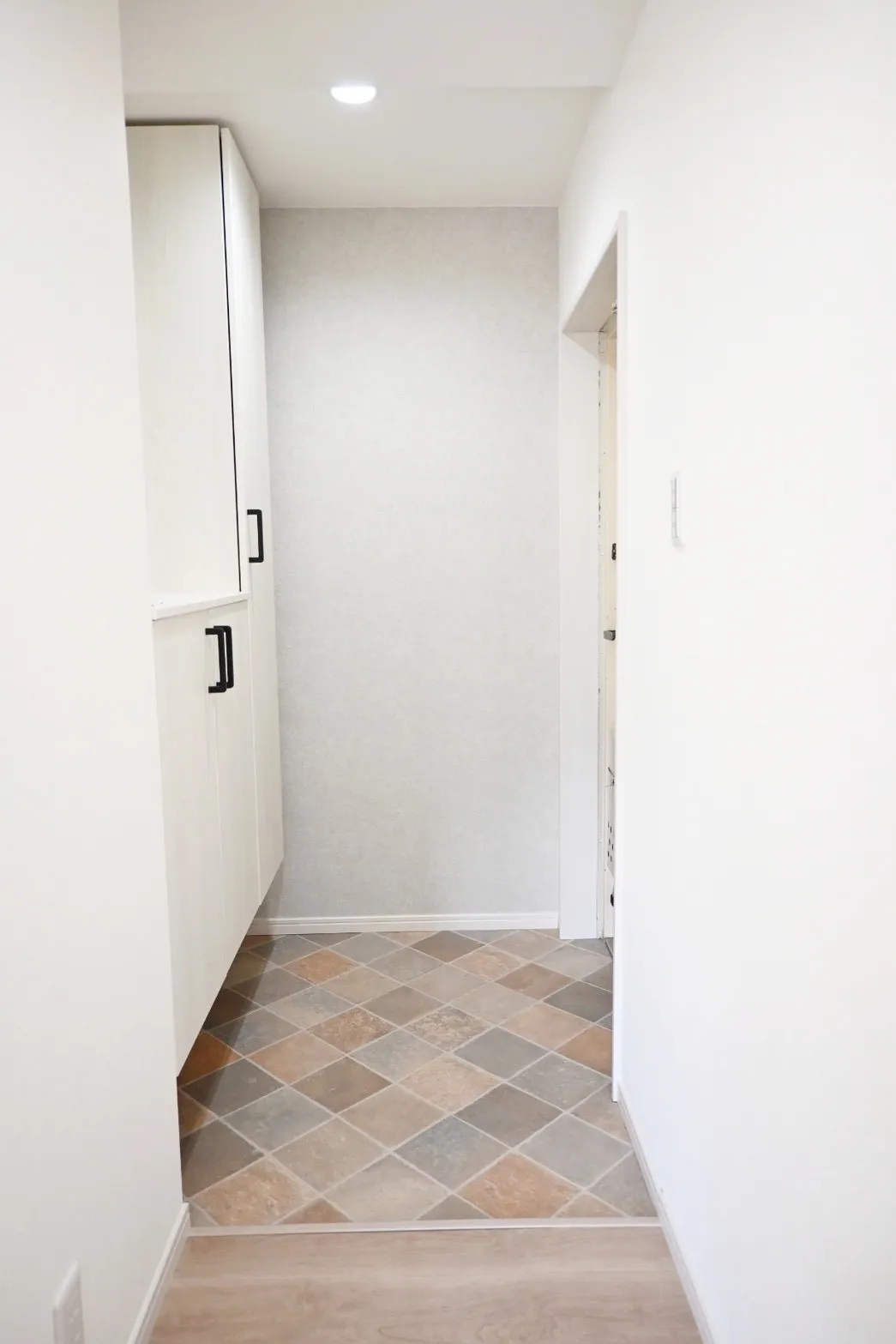 【玄関】クッションフロアのレンガのような質感と優しい色合いが温かみのある玄関を演出します。