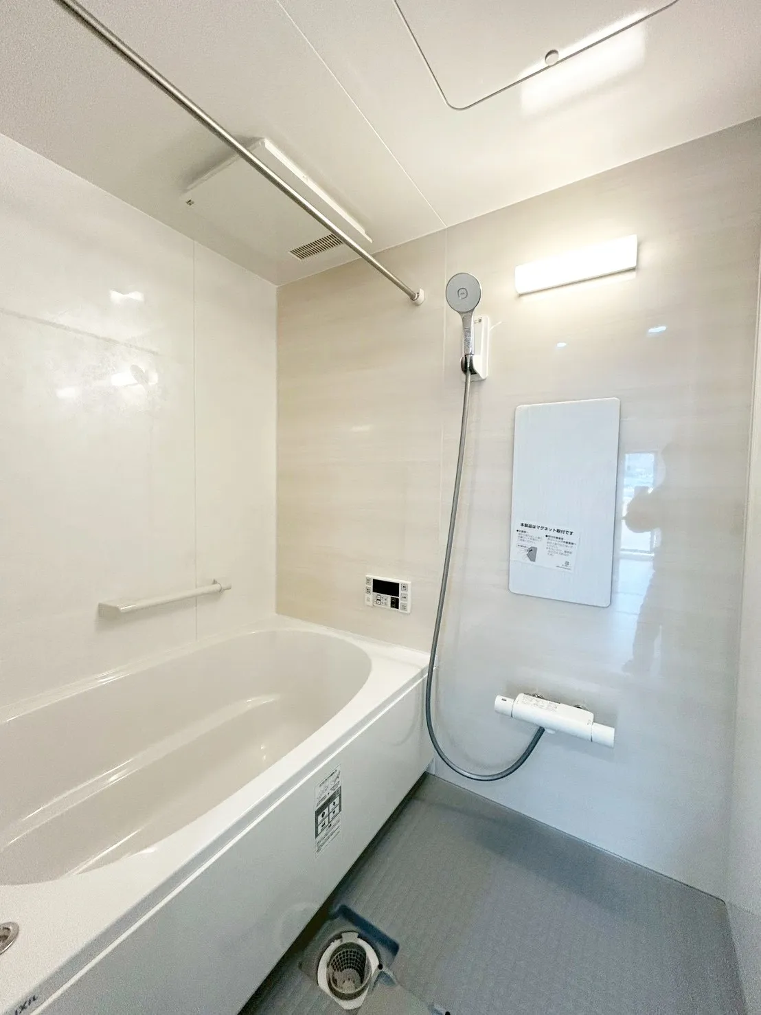 【浴室】 明るいカラーの木目が優しく心をほぐすナチュラルなバスルーム。